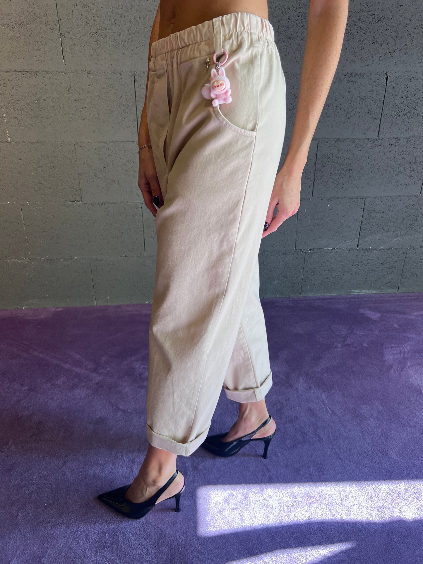 Pantalone tessuto jeans con ciondolo coniglietto ed elastico in vita PHILIA LOFT art. R01L0307 colore rosa e marrone