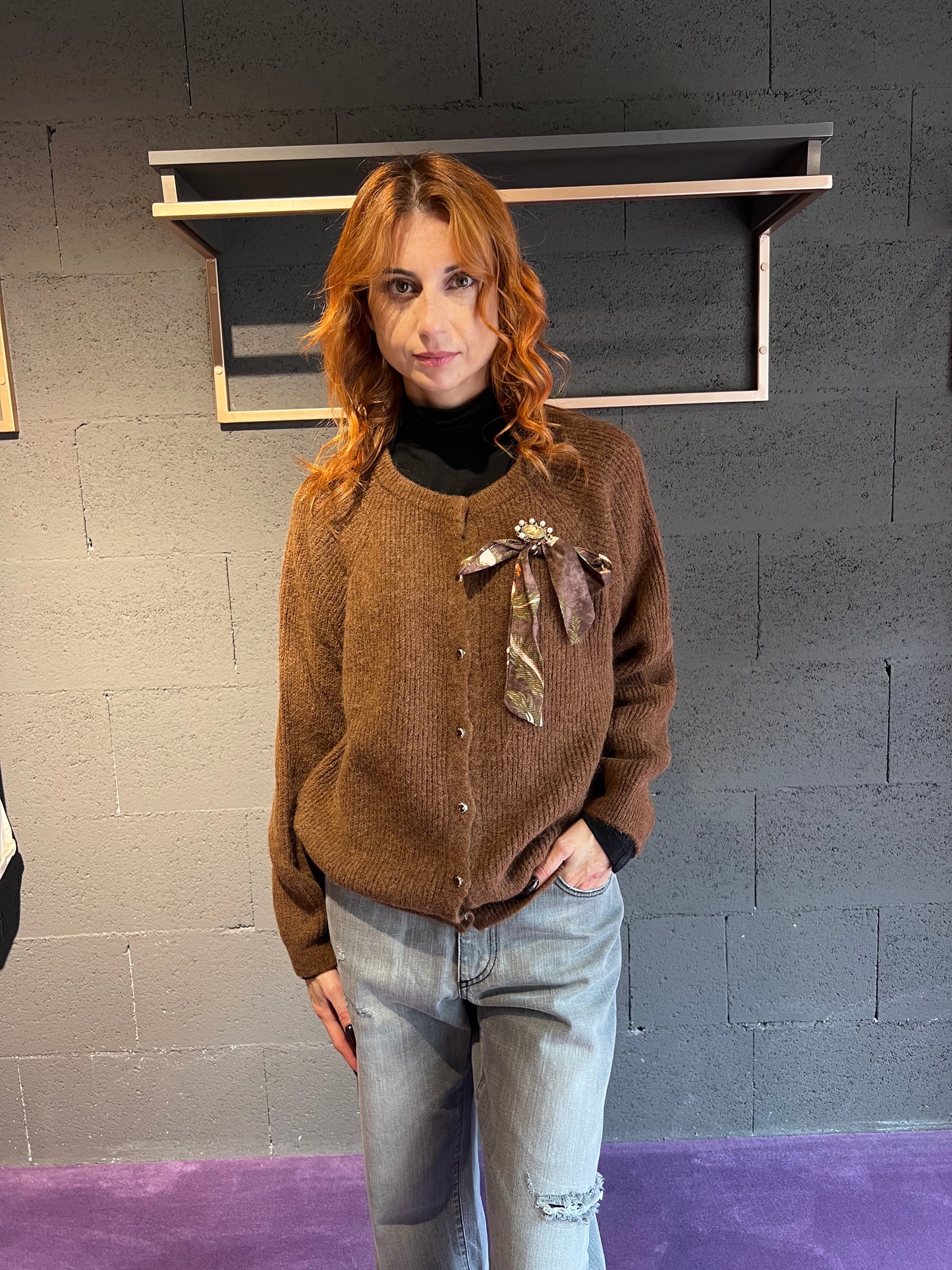 Cardigan con bottoni gioiello e spilla fiocco in raso WUSIDE art. 25676 colore tabacco, camel, oliva