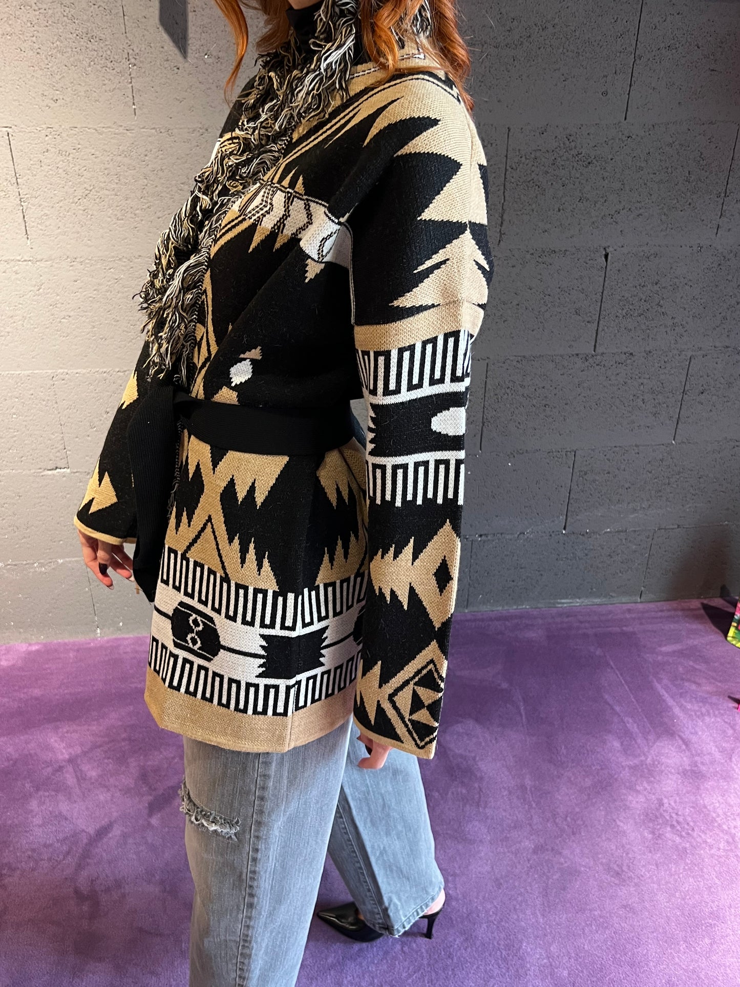 Cardigan con frangia fantasia , con cintura VICOLO art. 77190F colore nero e marrone
