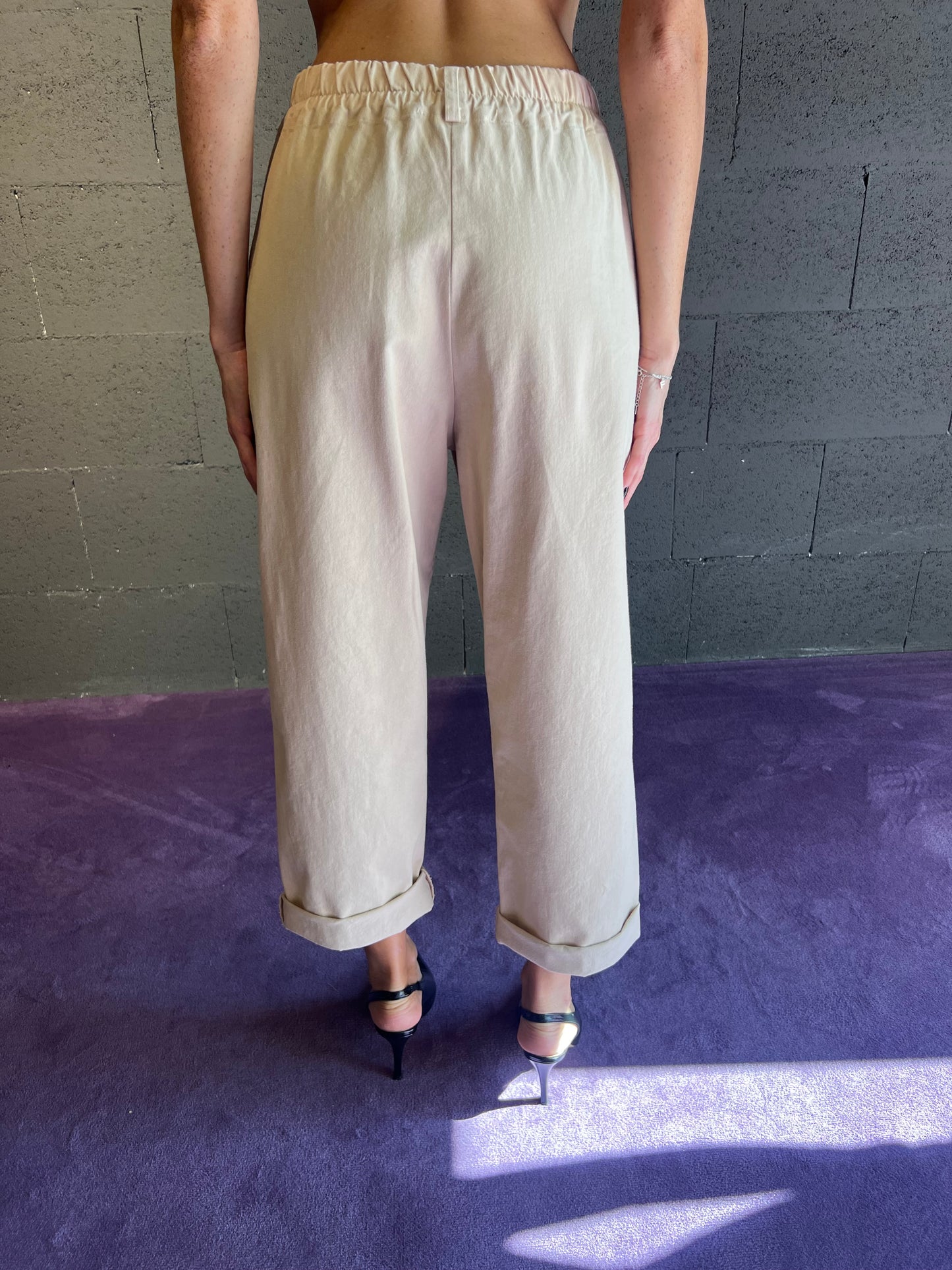 Pantalone tessuto jeans con ciondolo coniglietto ed elastico in vita PHILIA LOFT art. R01L0307 colore rosa e marrone