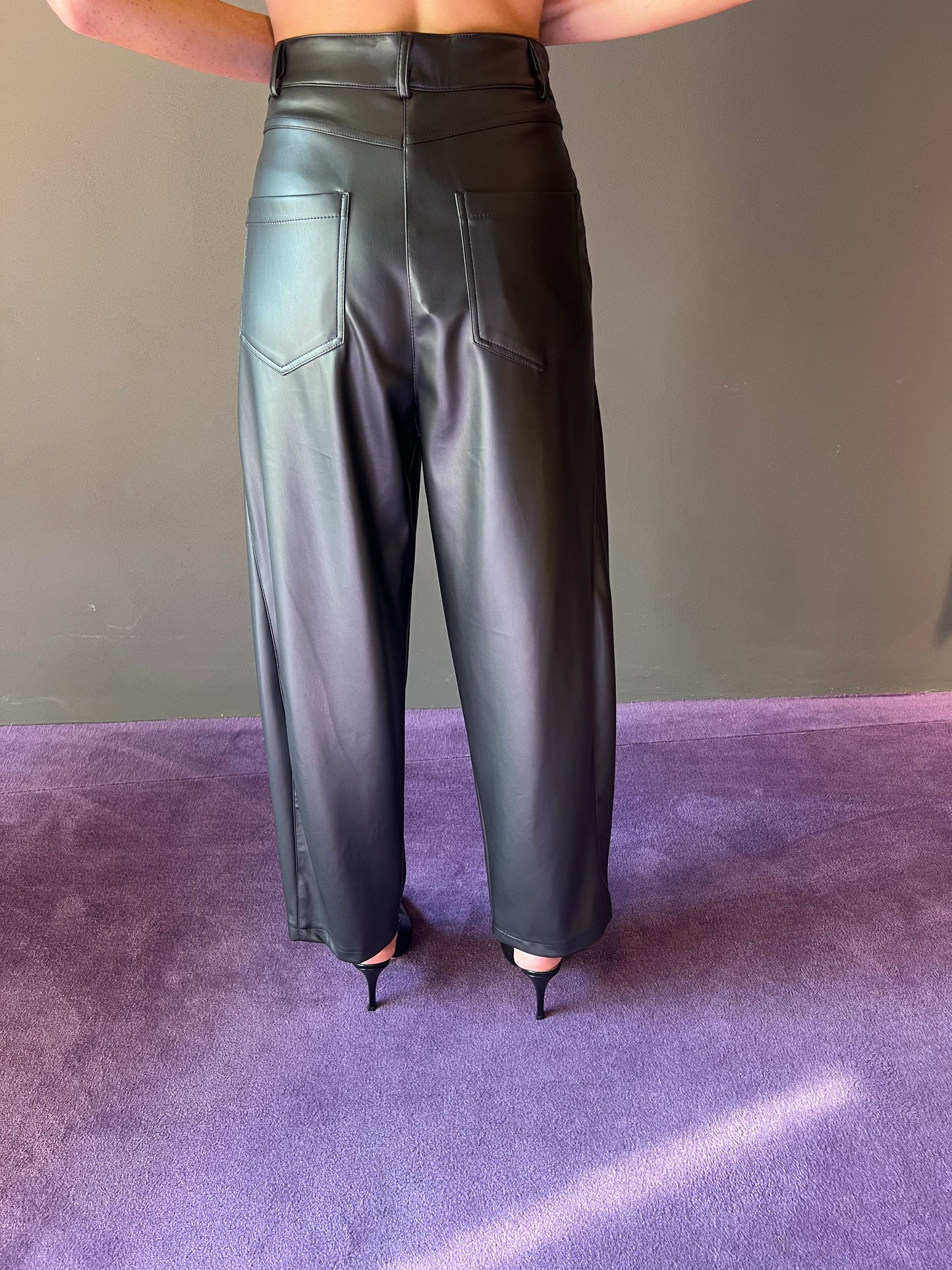 Pantalone in ecopelle modello ballon TENSIONE IN art. 26P573 colore verde, bordeaux, nero, marrone
