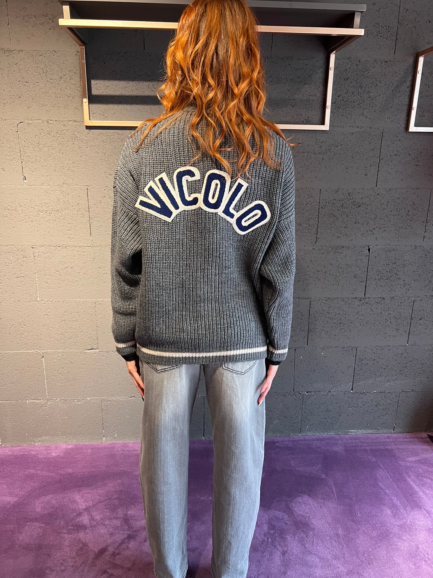 Cardigan con scritta logo dietro a coste larghe VICOLO art. 55072F colore bordeaux, grigio, verde