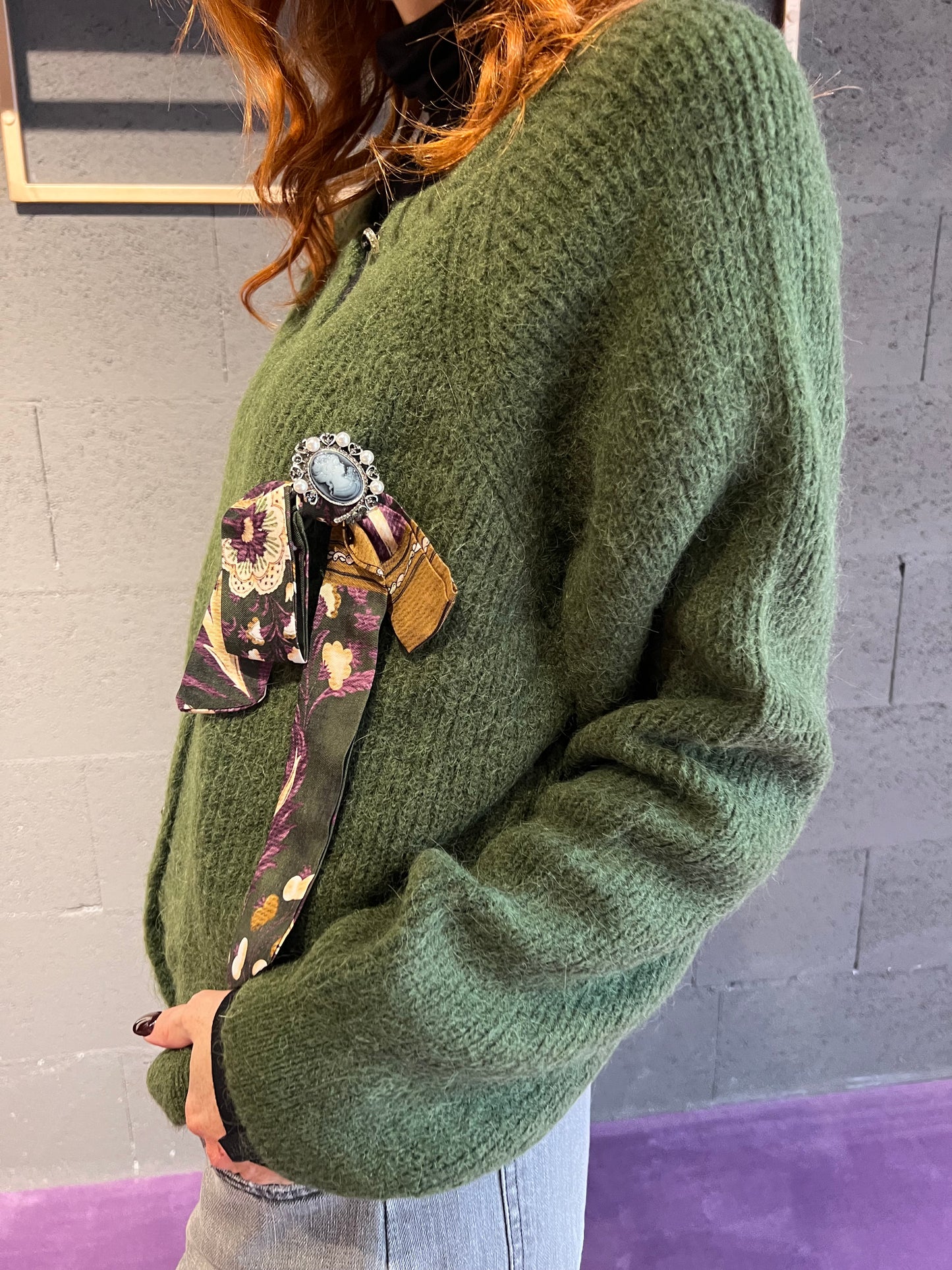 Cardigan con bottoni gioiello e spilla fiocco in raso WUSIDE art. 25676 colore tabacco, camel, oliva
