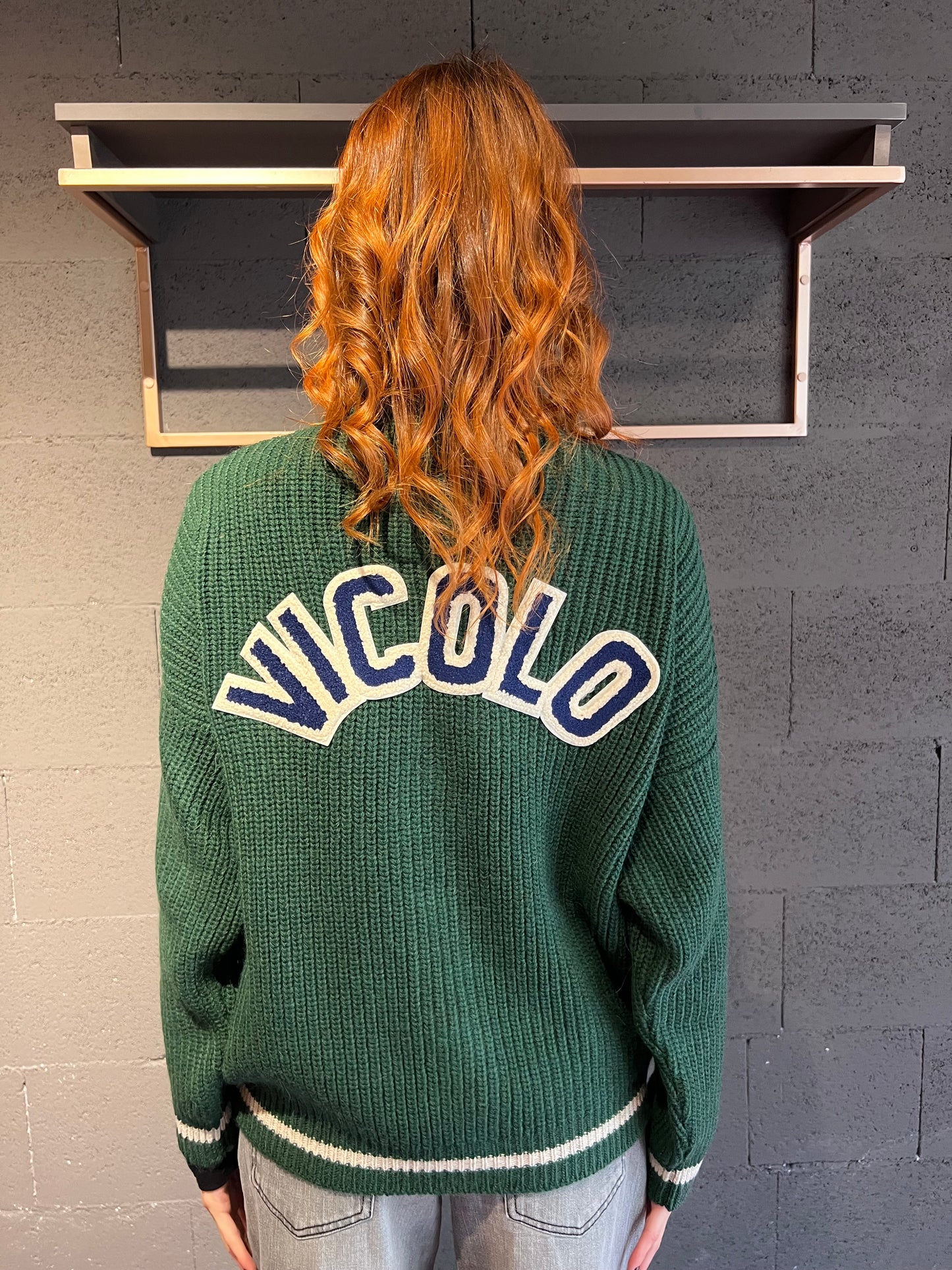 Cardigan con scritta logo dietro a coste larghe VICOLO art. 55072F colore bordeaux, grigio, verde