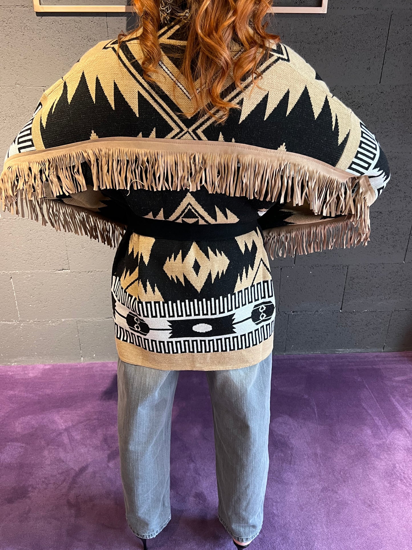 Cardigan con frangia fantasia , con cintura VICOLO art. 77190F colore nero e marrone