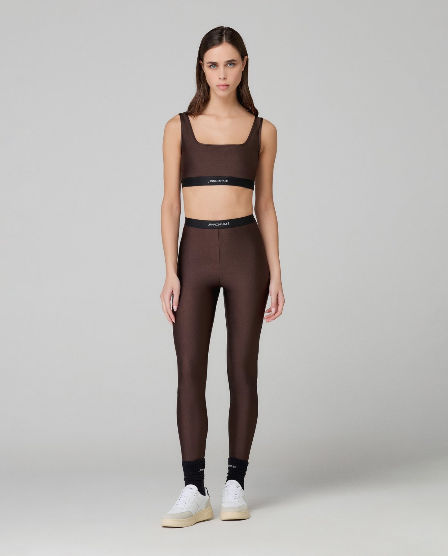 Top In Lycra Lucida Con Elastico Logato In Contrasto HINNOMINATE art. HMABW02022 colore bordeaux e marrone