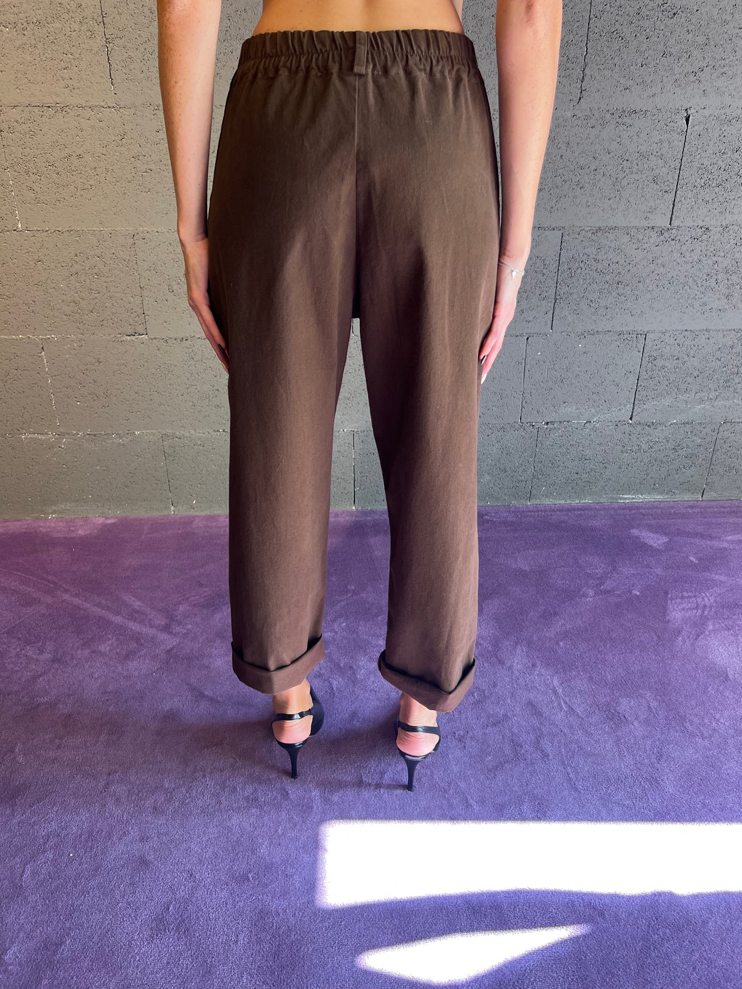 Pantalone tessuto jeans con ciondolo coniglietto ed elastico in vita PHILIA LOFT art. R01L0307 colore rosa e marrone