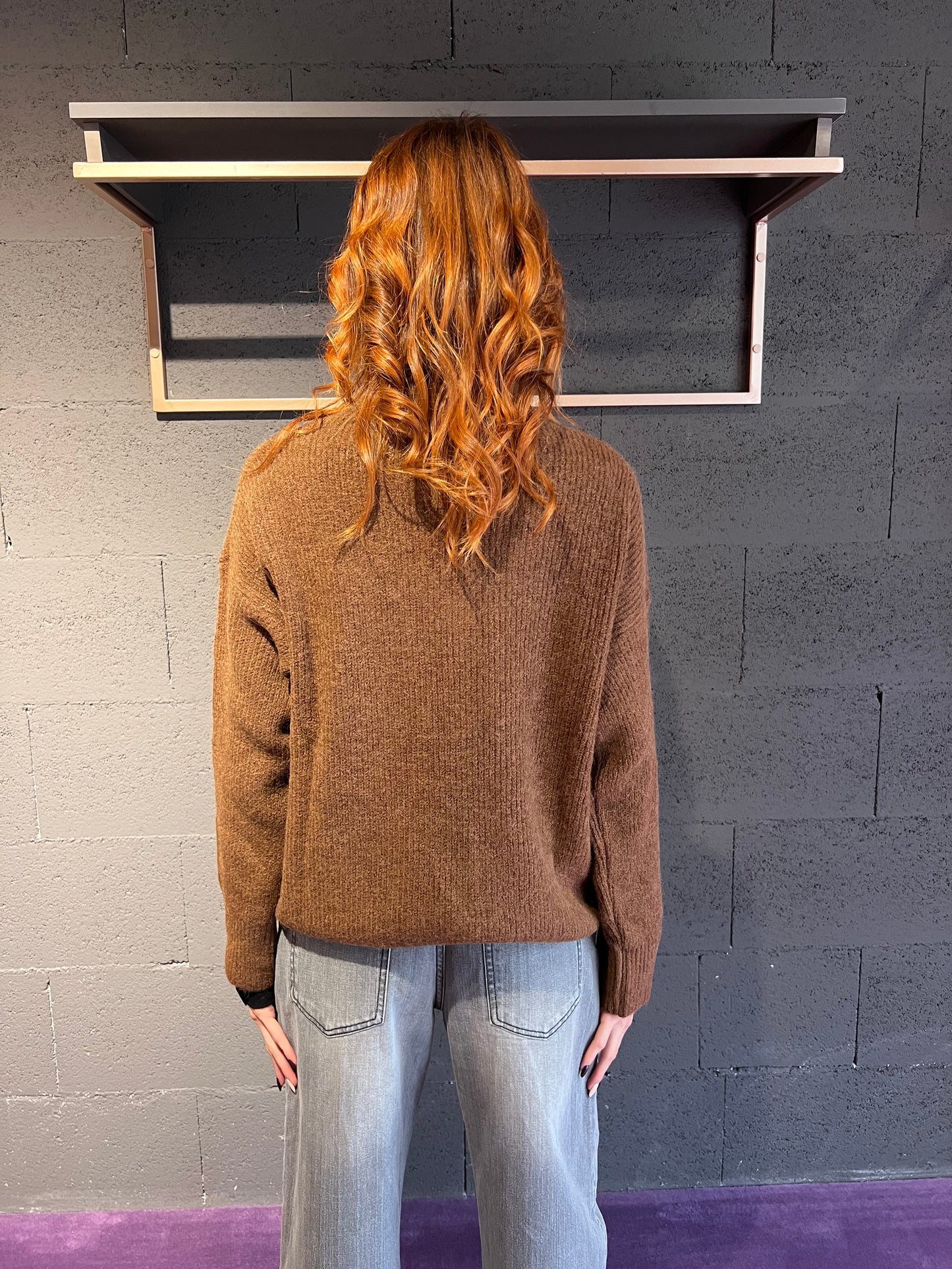Maglione scollo V con fiocco in raso e spilla WUSIDE art. 25677 colore camel, tabacco