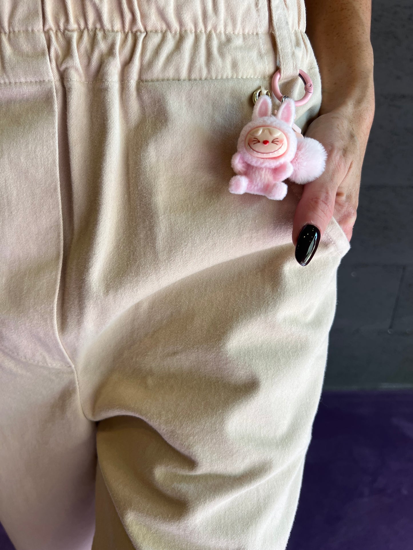Pantalone tessuto jeans con ciondolo coniglietto ed elastico in vita PHILIA LOFT art. R01L0307 colore rosa e marrone