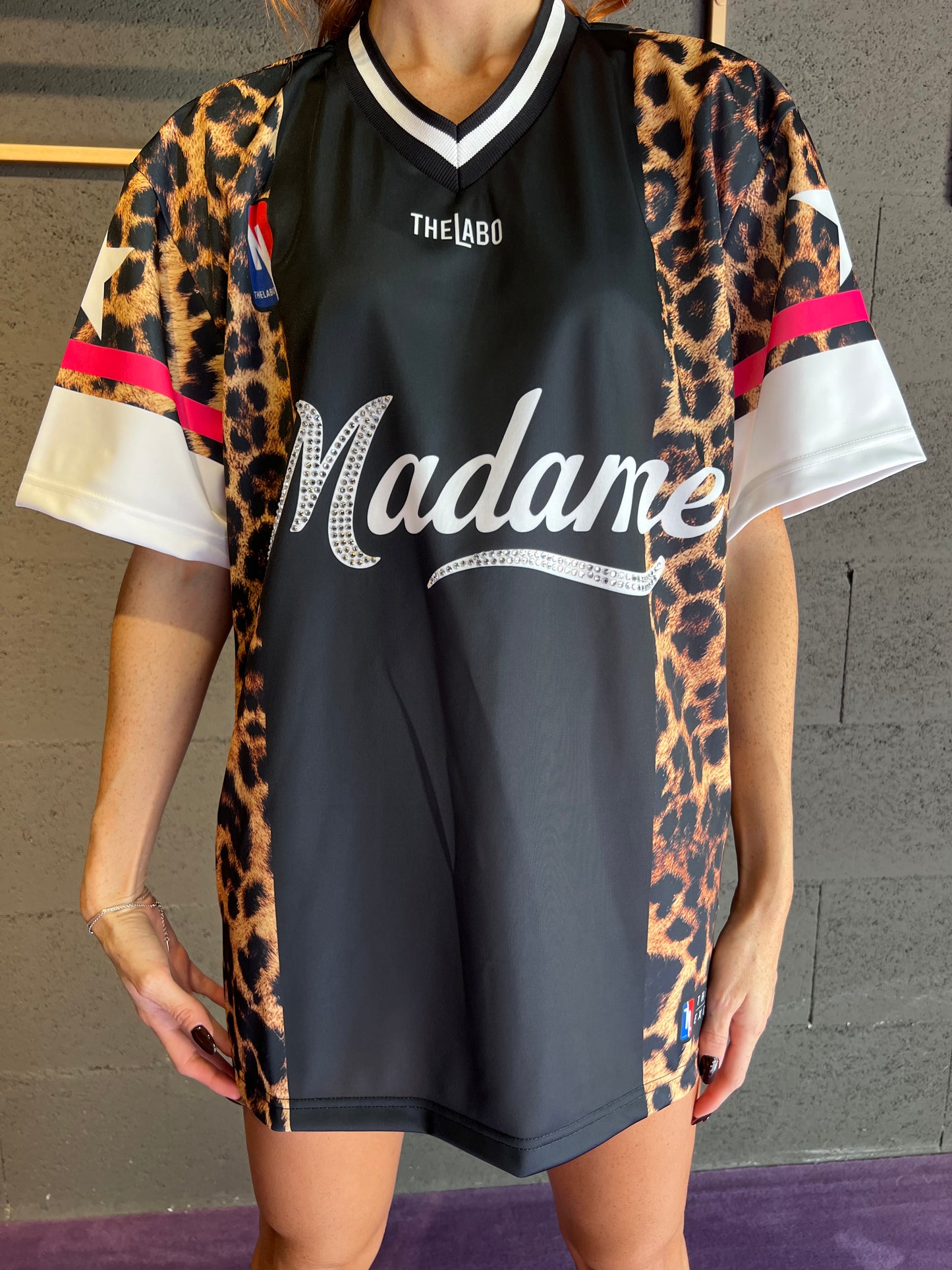 Maxi tshirt maculata con numero e scritta con applicazioni sul numero THE LABO art. MADAME2 colore maculato