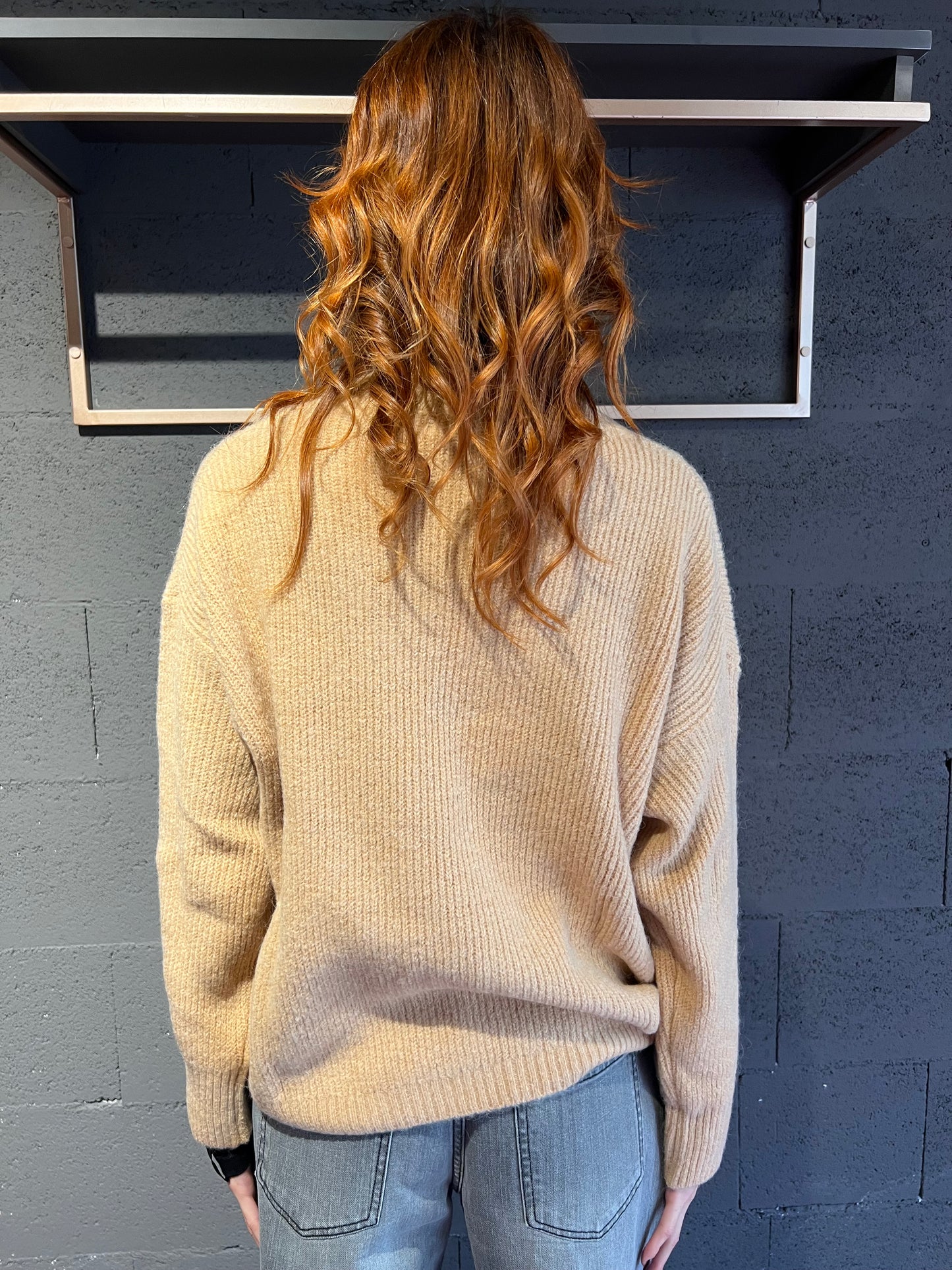 Maglione scollo V con fiocco in raso e spilla WUSIDE art. 25677 colore camel, tabacco