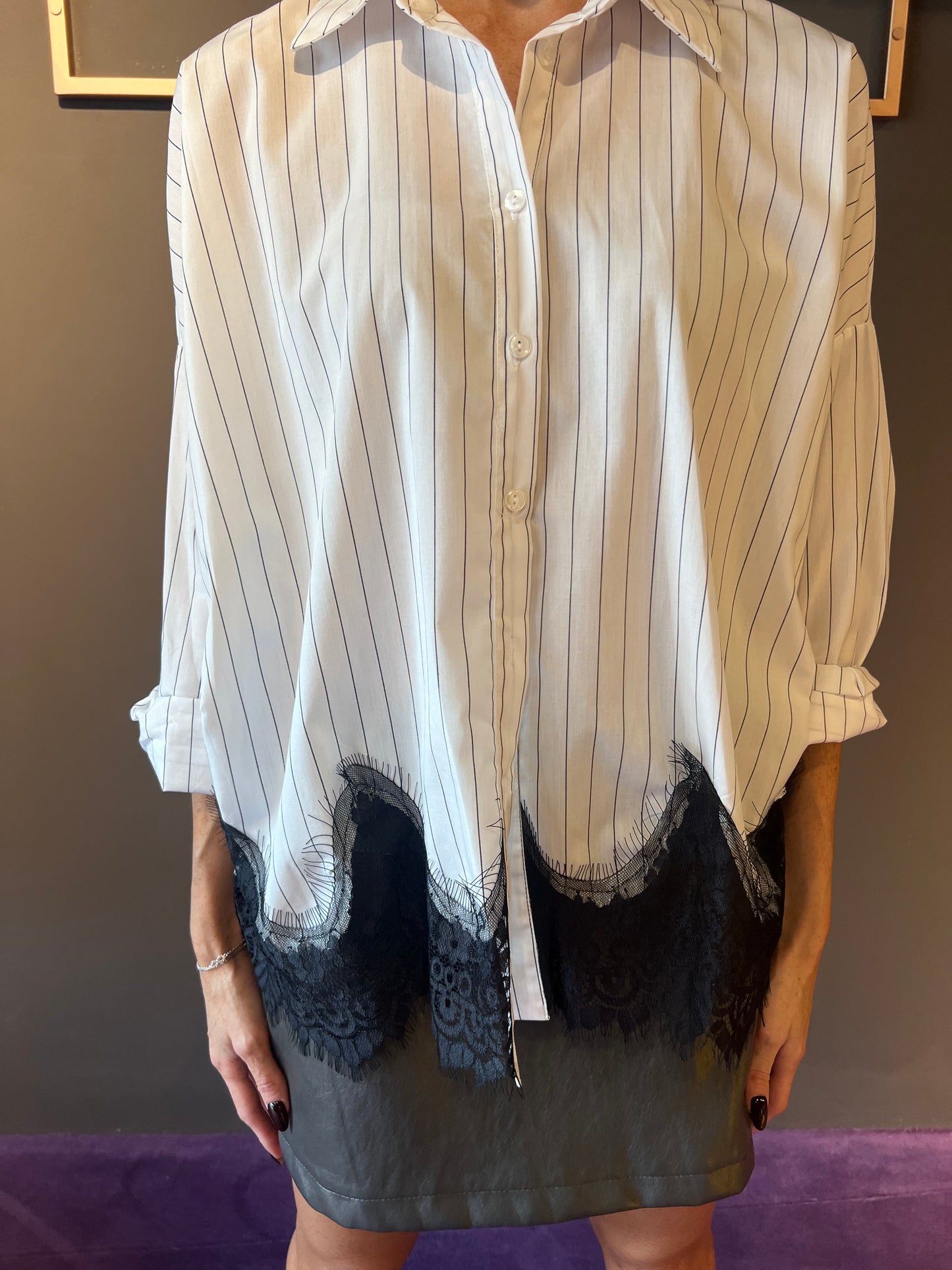 Camicia over rigata con pizzo TENSIONE IN art. W25C579 colore bianco