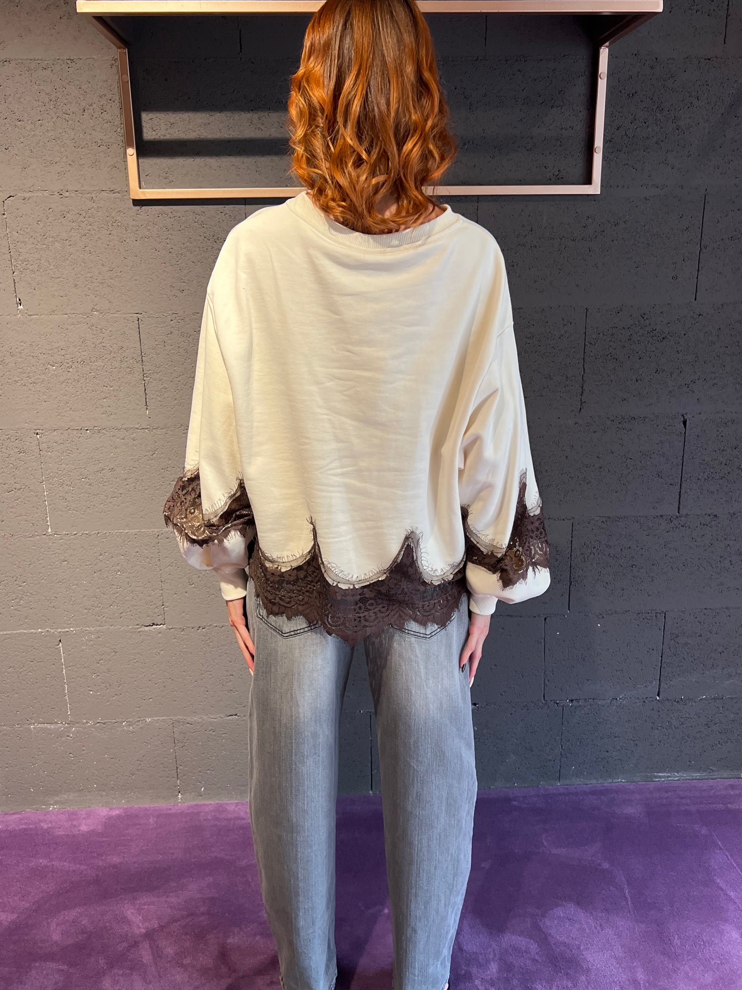 Felpa over con pizzo TENSIONE IN art. 37683 colore panna e nero