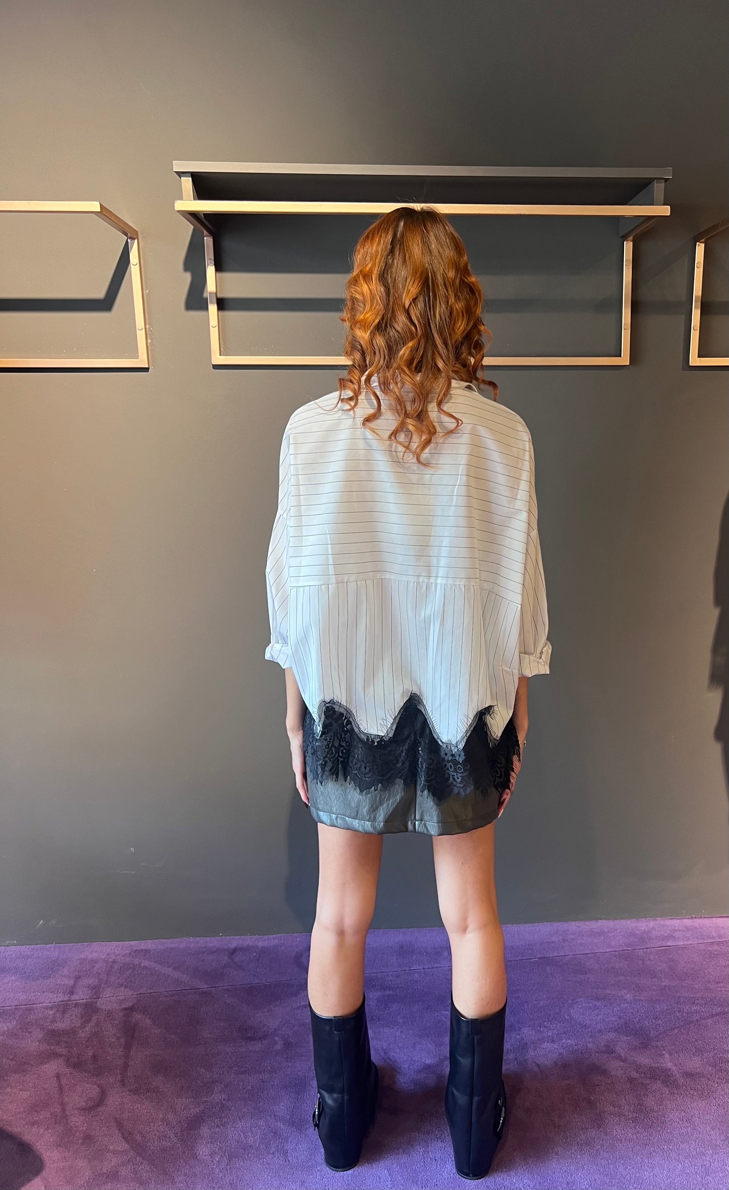 Camicia over rigata con pizzo TENSIONE IN art. W25C579 colore bianco