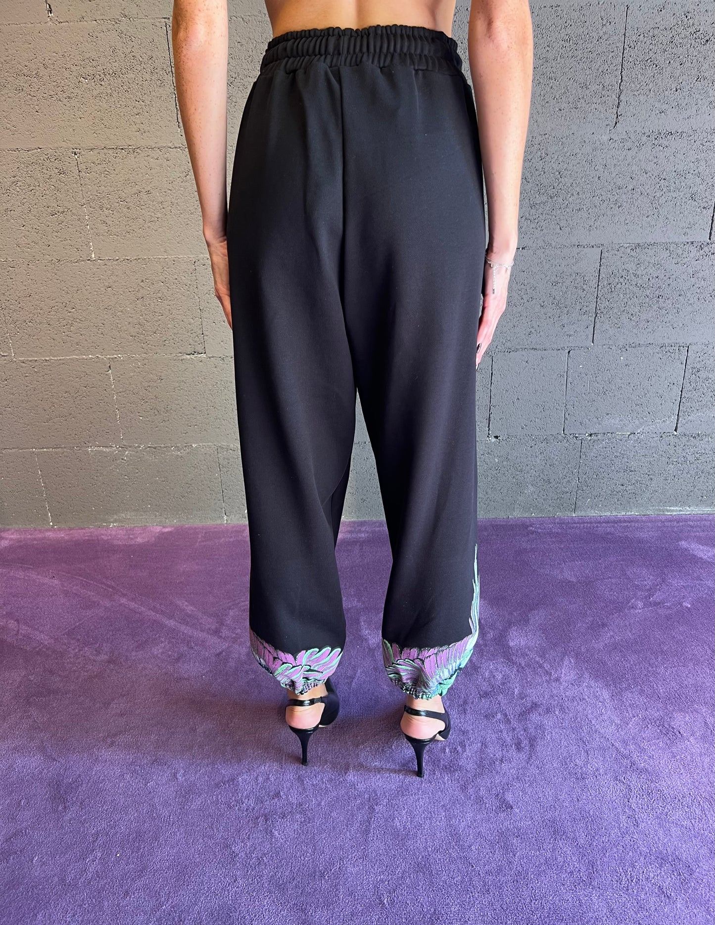 Pantalone tuta con logo iconico colorato parte inferiore County of milan art. 25ICM30074 colore nero