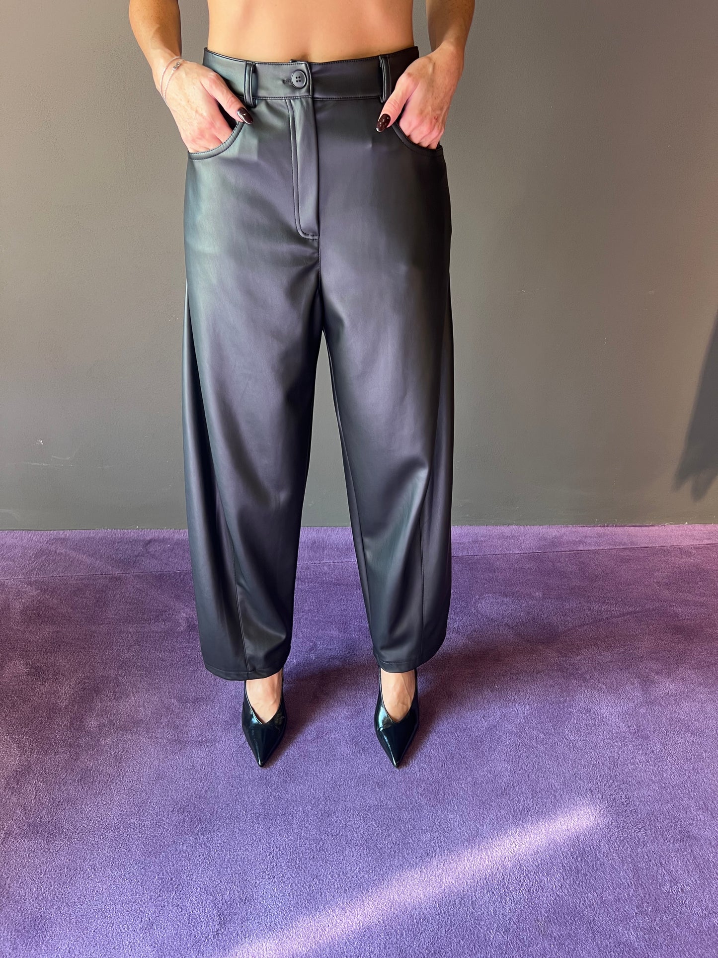 Pantalone in ecopelle modello ballon TENSIONE IN art. 26P573 colore verde, bordeaux, nero, marrone