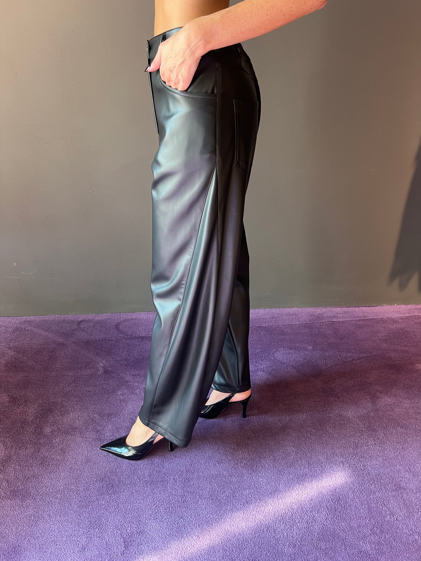 Pantalone in ecopelle modello ballon TENSIONE IN art. 26P573 colore verde, bordeaux, nero, marrone