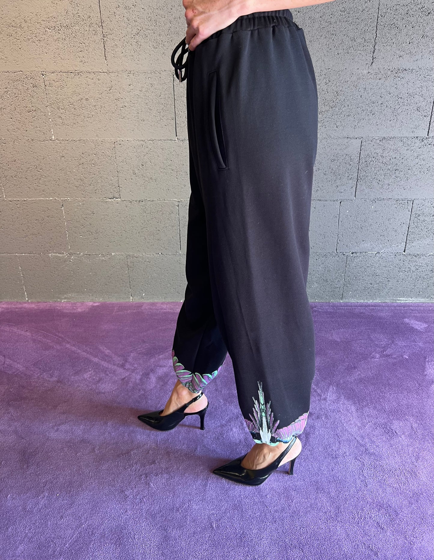 Pantalone tuta con logo iconico colorato parte inferiore County of milan art. 25ICM30074 colore nero