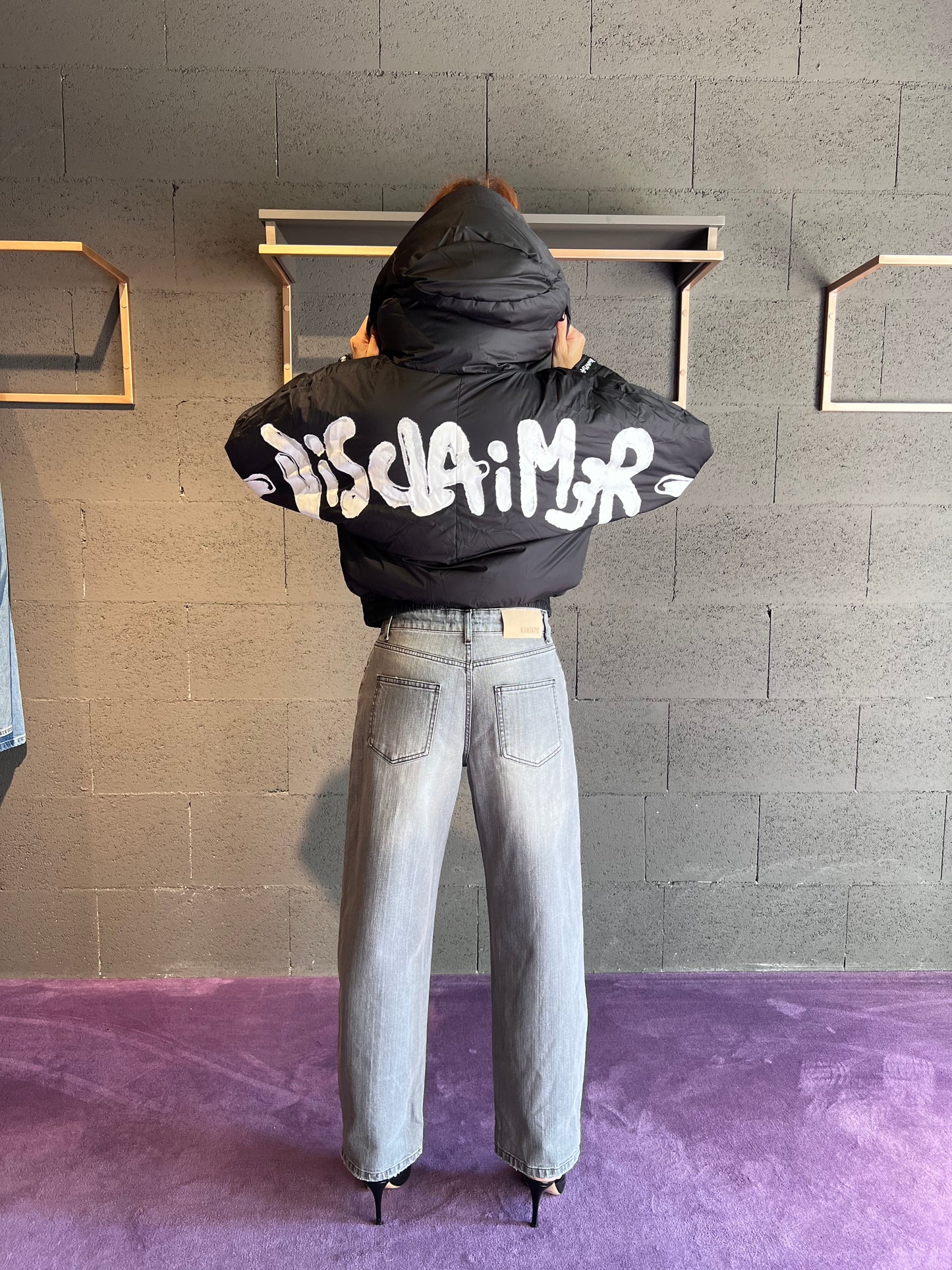 Piumino a bomber con cappuccio e scritta logo dietro DISCLAIMER art. 25IDS55157 colore nero