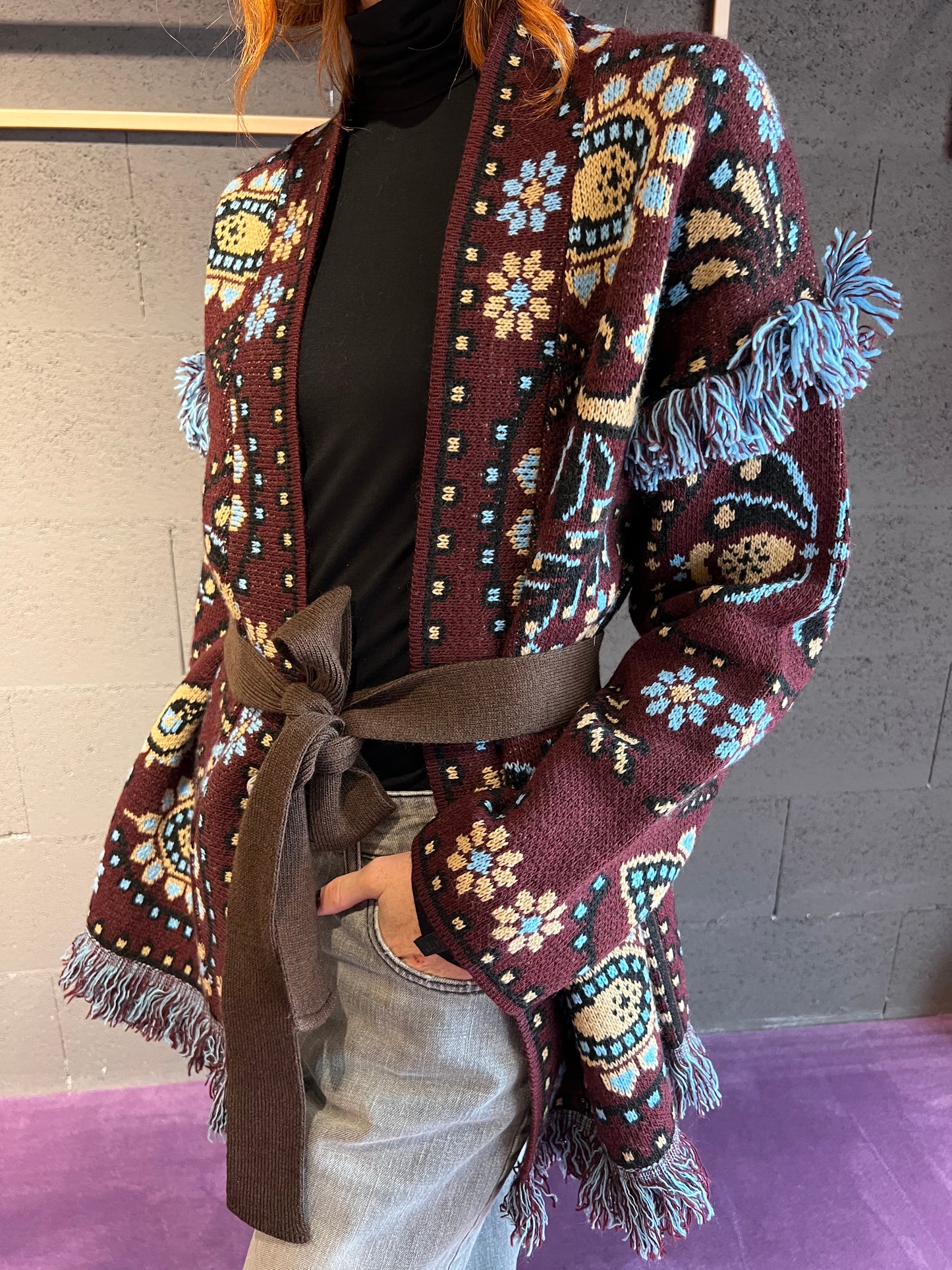 Cardigan fantasia con frangia TENSIONE IN art. 25A586AI25 colore bordeaux