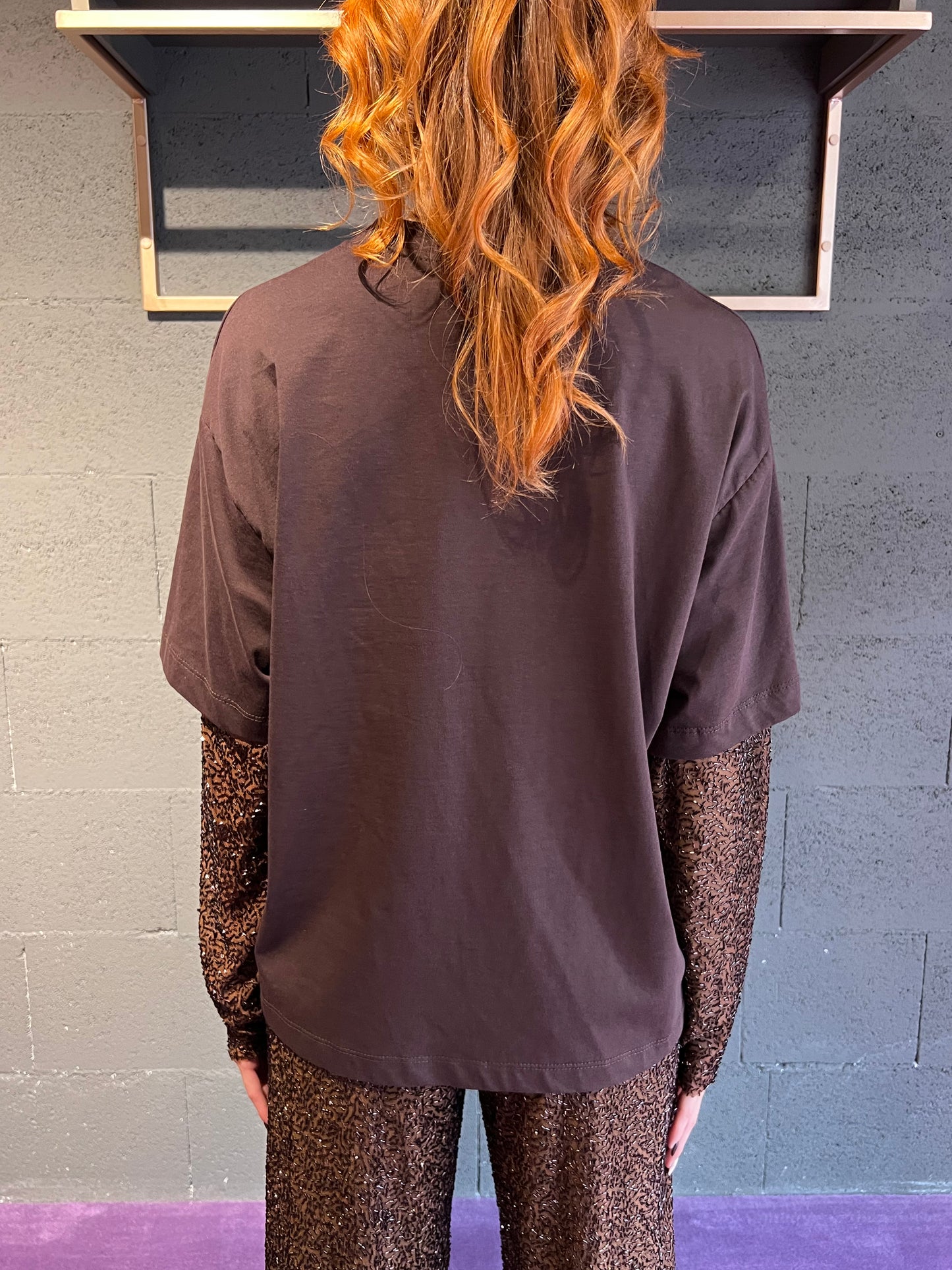 Tshirt con manica in pailettes TENSIONE IN art. FW250004 colore marrone