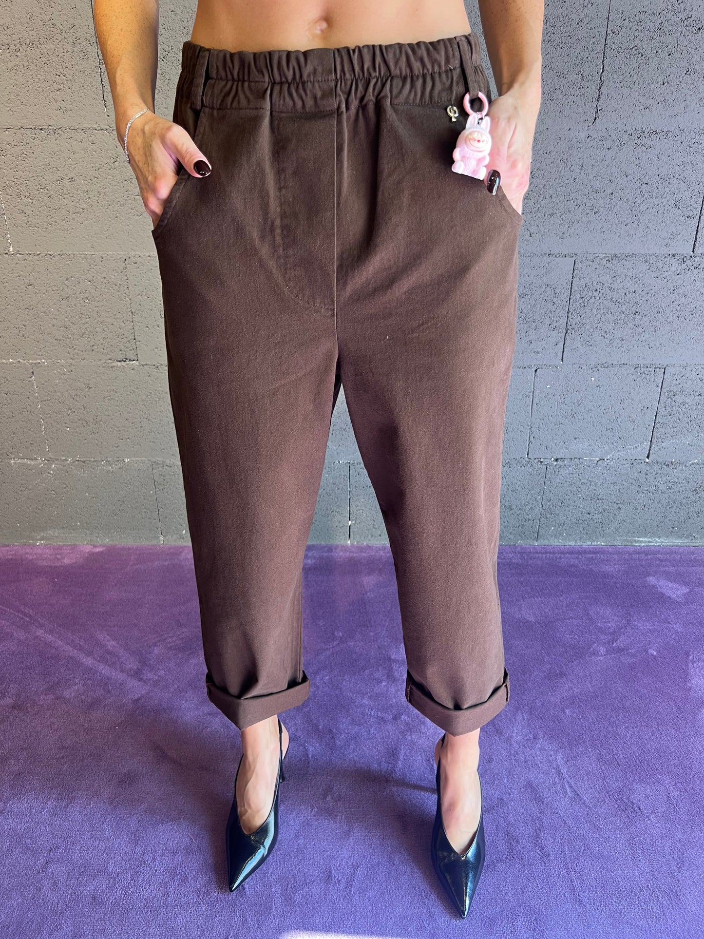 Pantalone tessuto jeans con ciondolo coniglietto ed elastico in vita PHILIA LOFT art. R01L0307 colore rosa e marrone