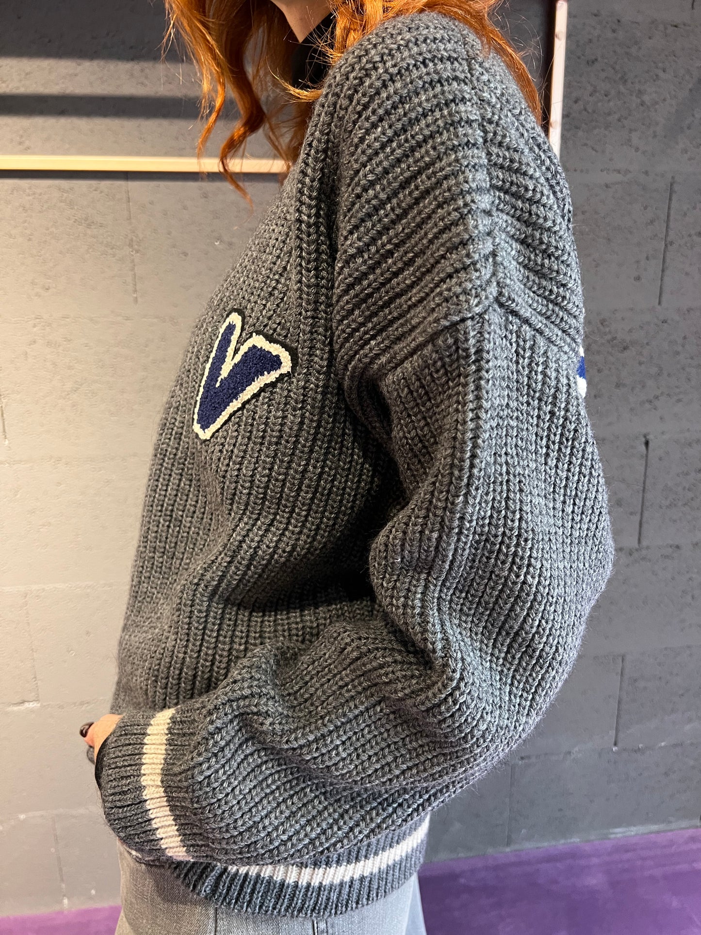 Cardigan con scritta logo dietro a coste larghe VICOLO art. 55072F colore bordeaux, grigio, verde