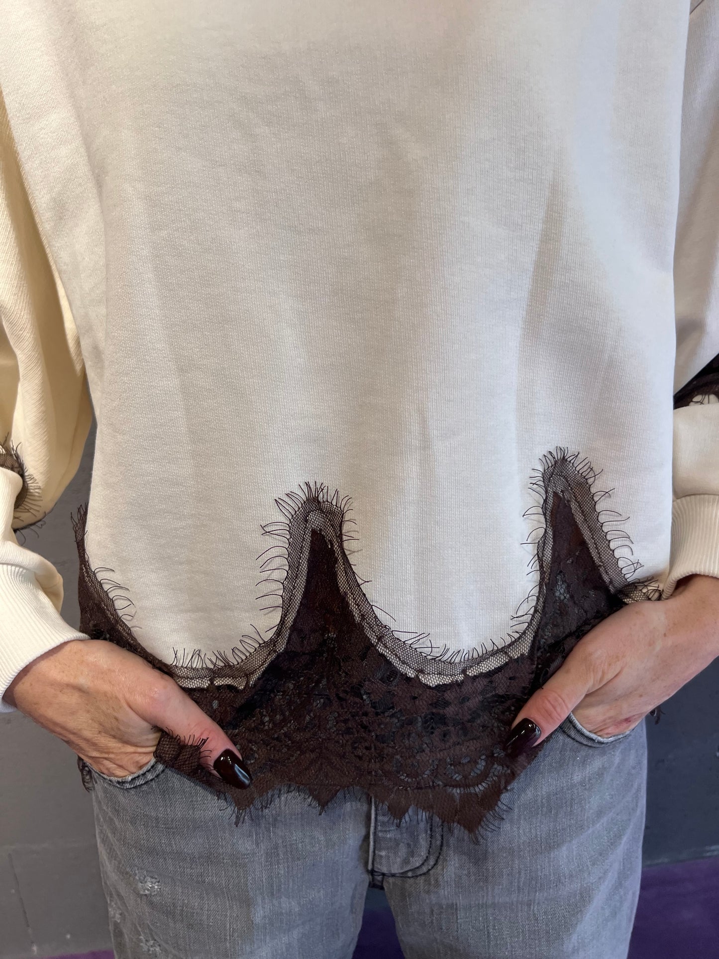 Felpa over con pizzo TENSIONE IN art. 37683 colore panna e nero