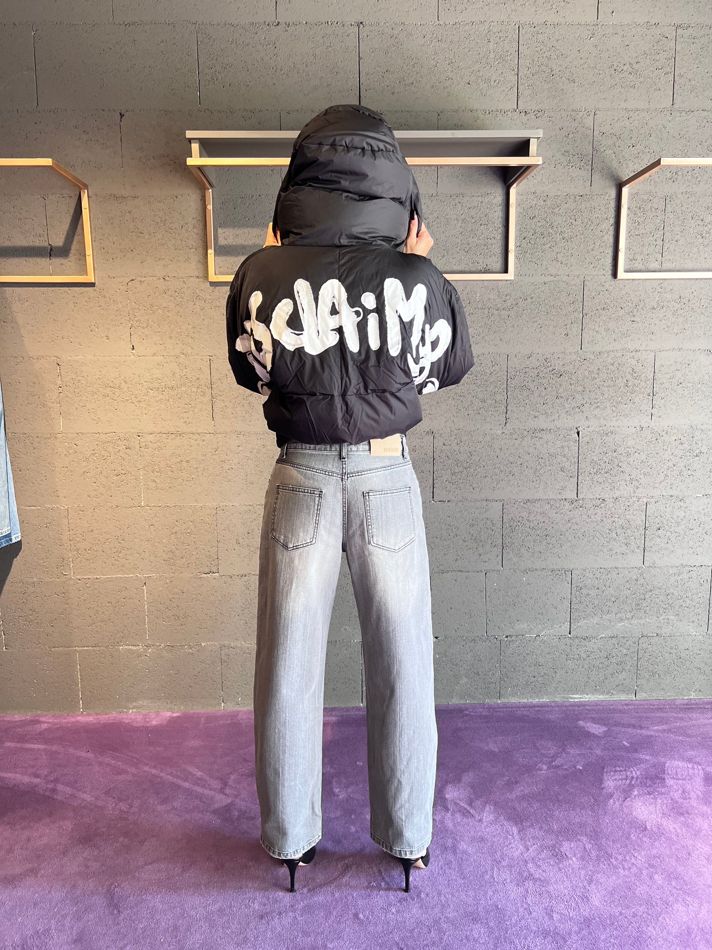 Piumino a bomber con cappuccio e scritta logo dietro DISCLAIMER art. 25IDS55157 colore nero