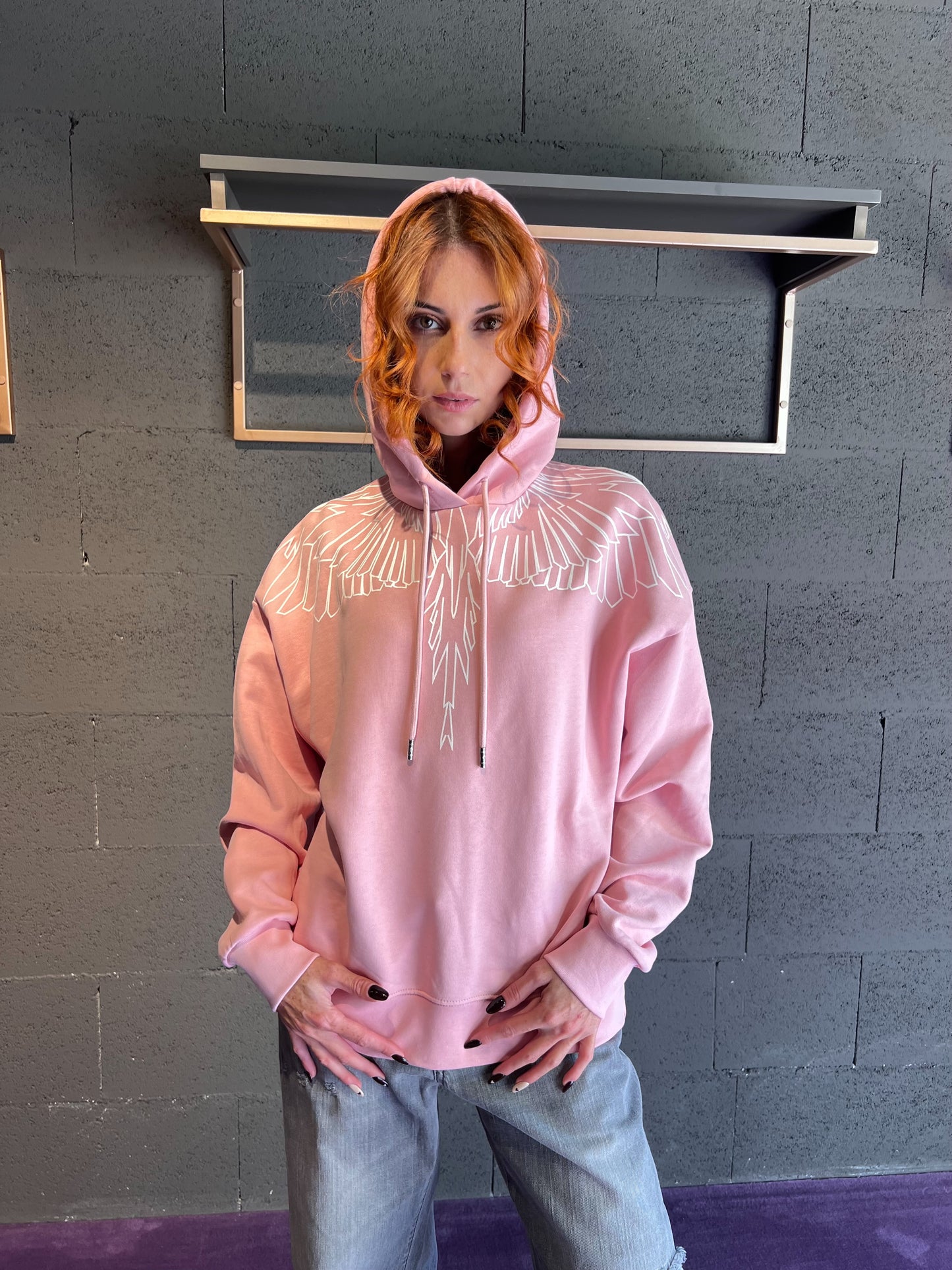 Felpa con cappuccio con logo iconico MARCELO BURLON art. 25ICM30013 colore nero e rosa