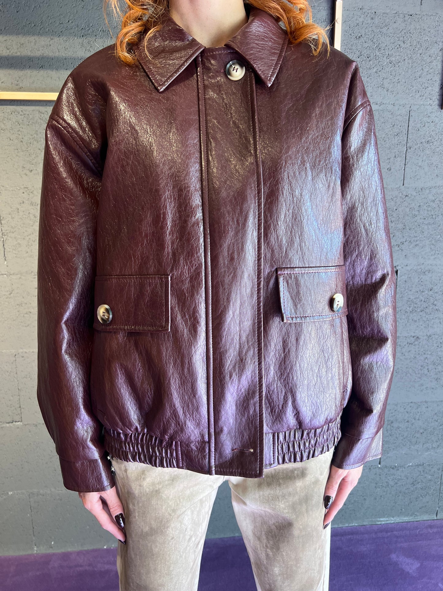 Bomber in vinile imbottito con tascone MOTEL art. 225165 colore nero e bordeaux