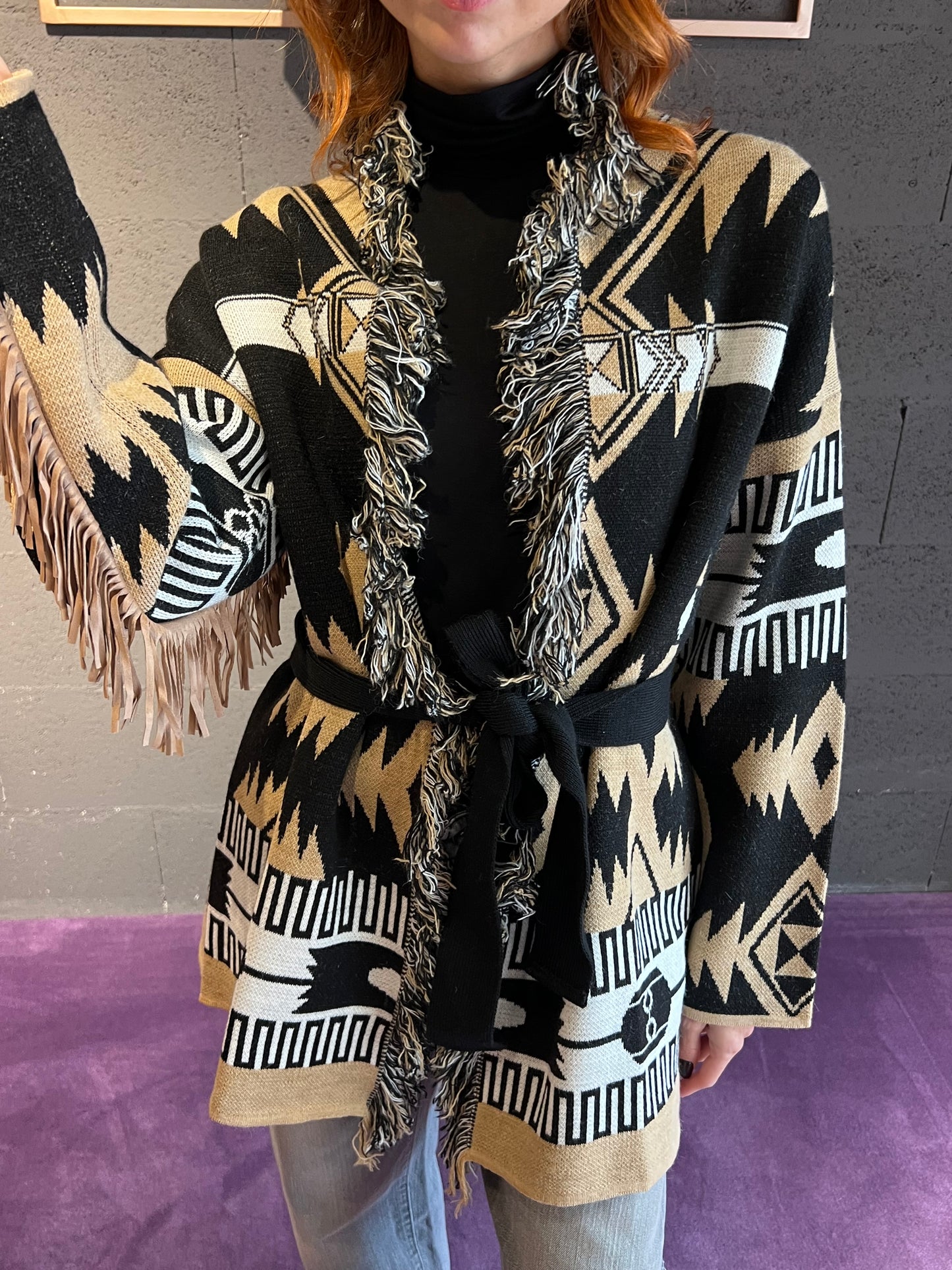 Cardigan con frangia fantasia , con cintura VICOLO art. 77190F colore nero e marrone