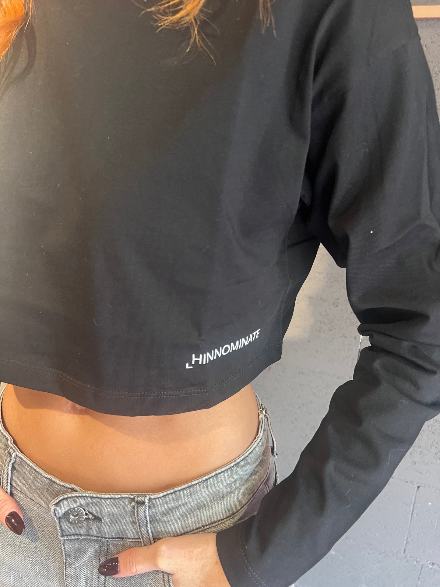 Tshirt crop basico in jersey a manica lunga HINNOMINATE art. HMABW01942 colore nero e bianco