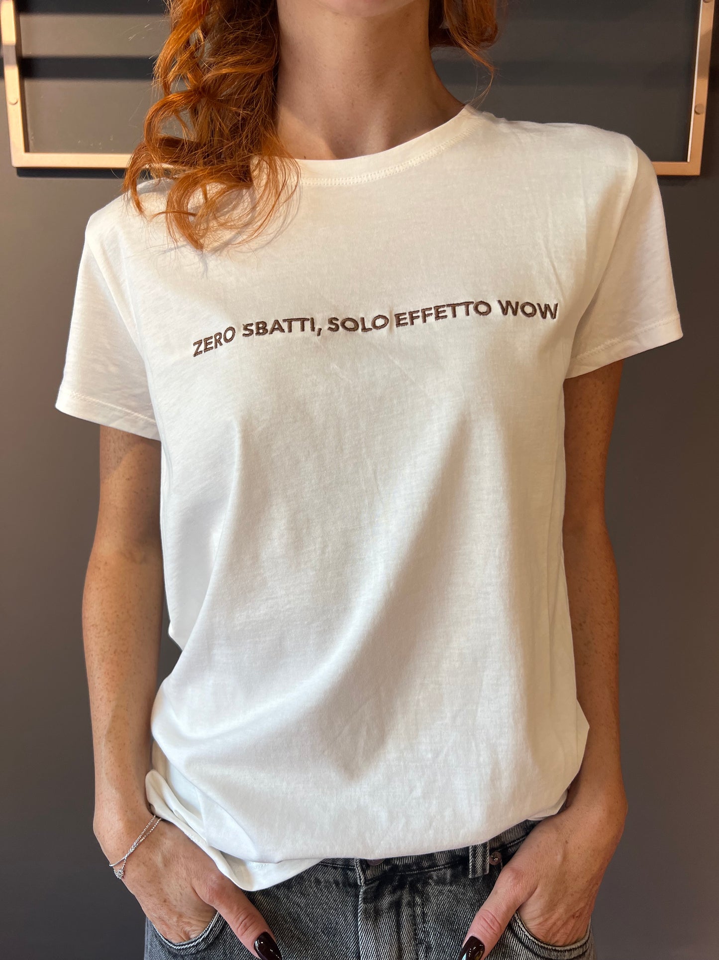 Tshirt con scritta ricamo "zero sbatti, solo effetto wow" VICOLO art. RF0101 colore panna