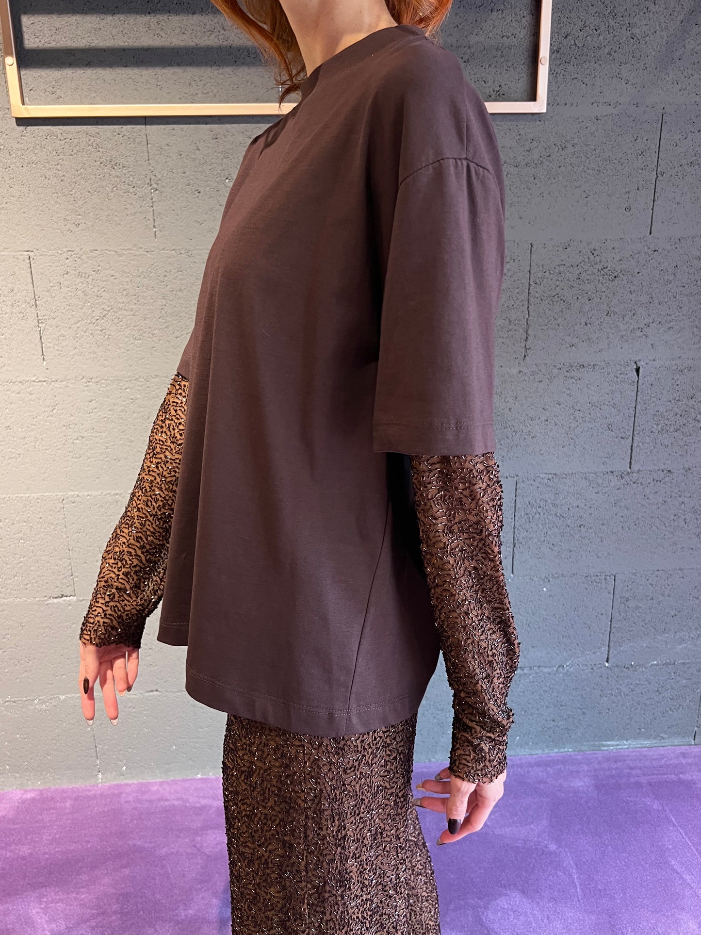 Tshirt con manica in pailettes TENSIONE IN art. FW250004 colore marrone