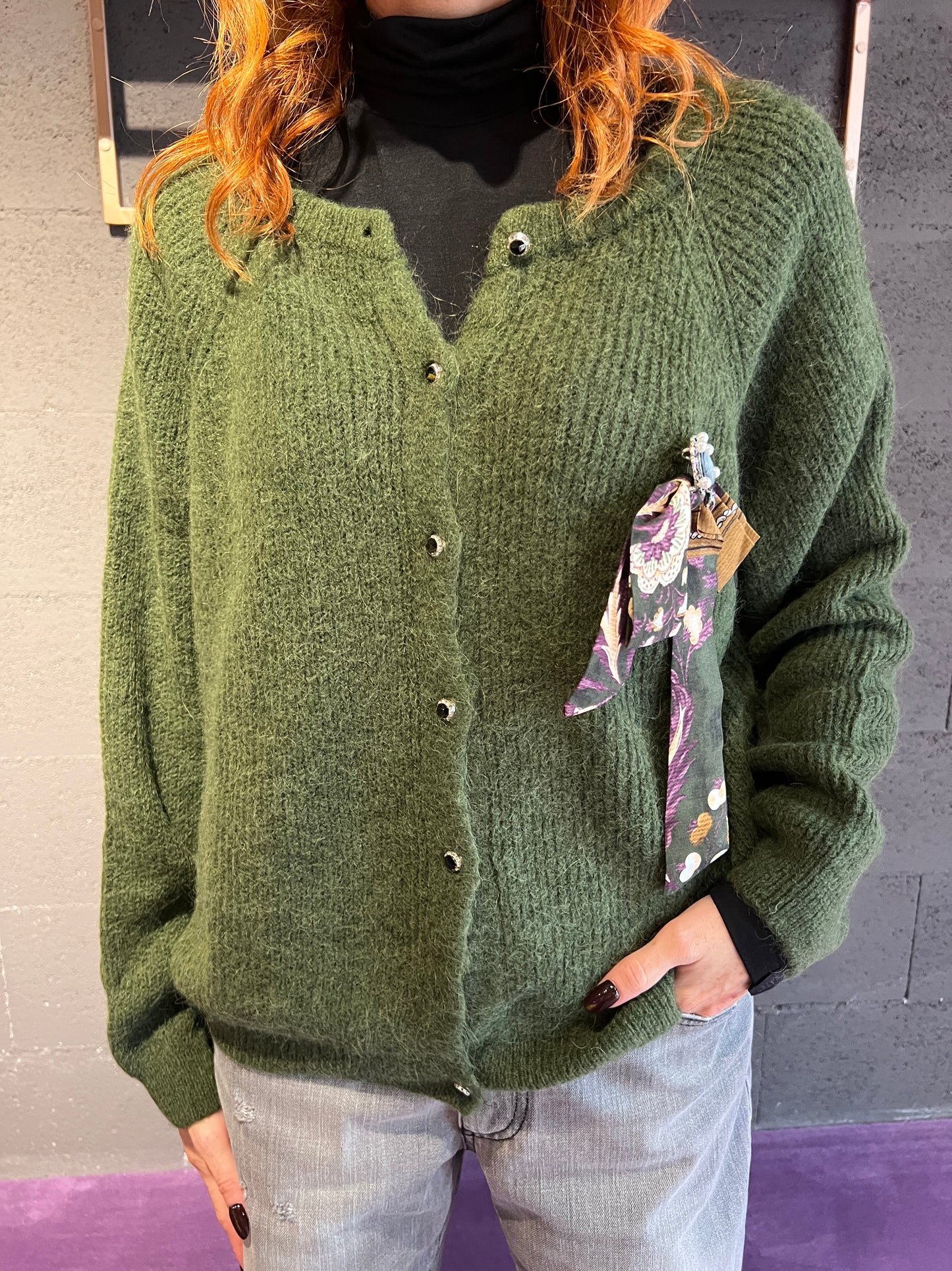 Cardigan con bottoni gioiello e spilla fiocco in raso WUSIDE art. 25676 colore tabacco, camel, oliva