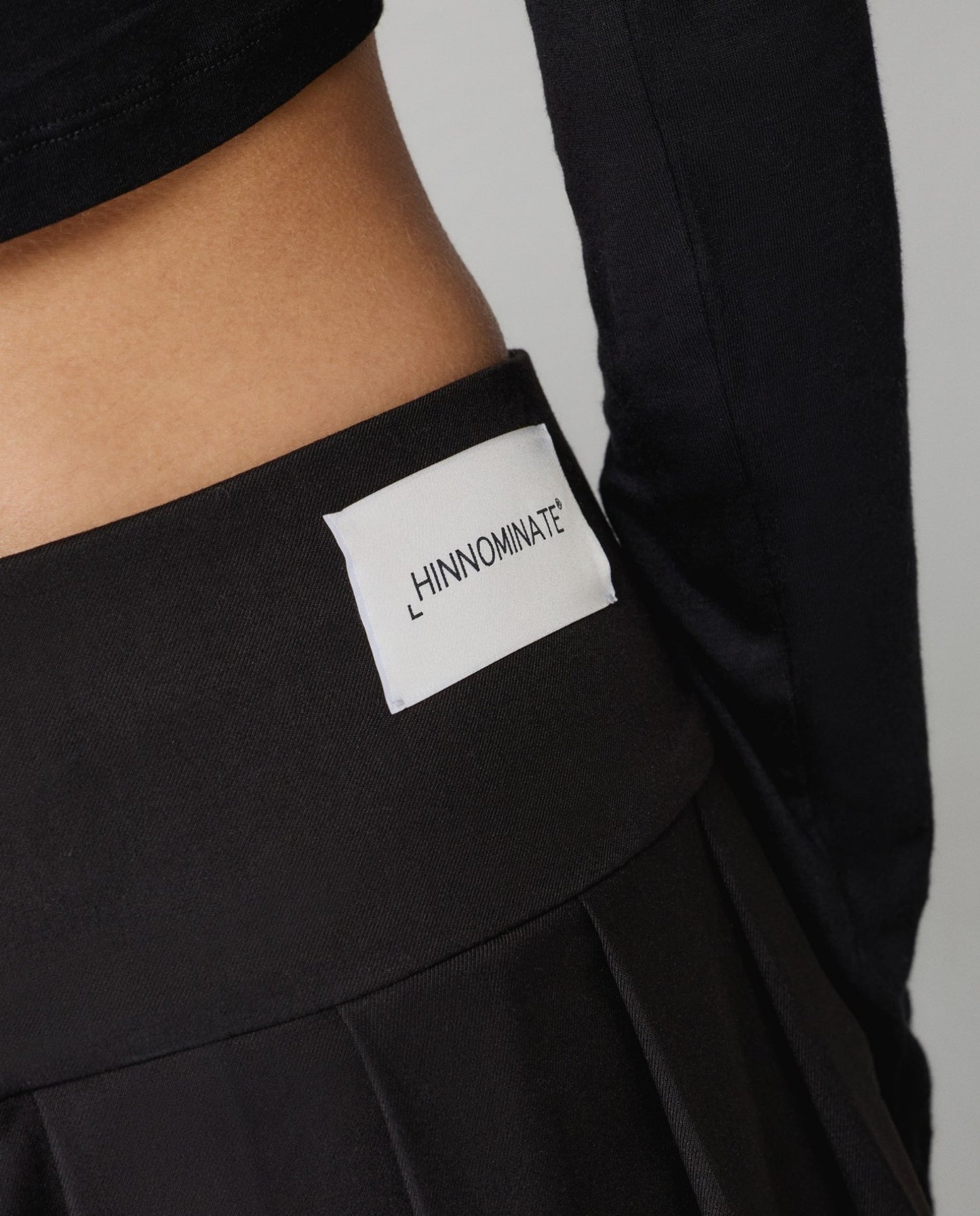 Gonna a pantaloncino corta a pieghe HINNOMINATE art. HMABW02225 colore marrone, grigio, nero