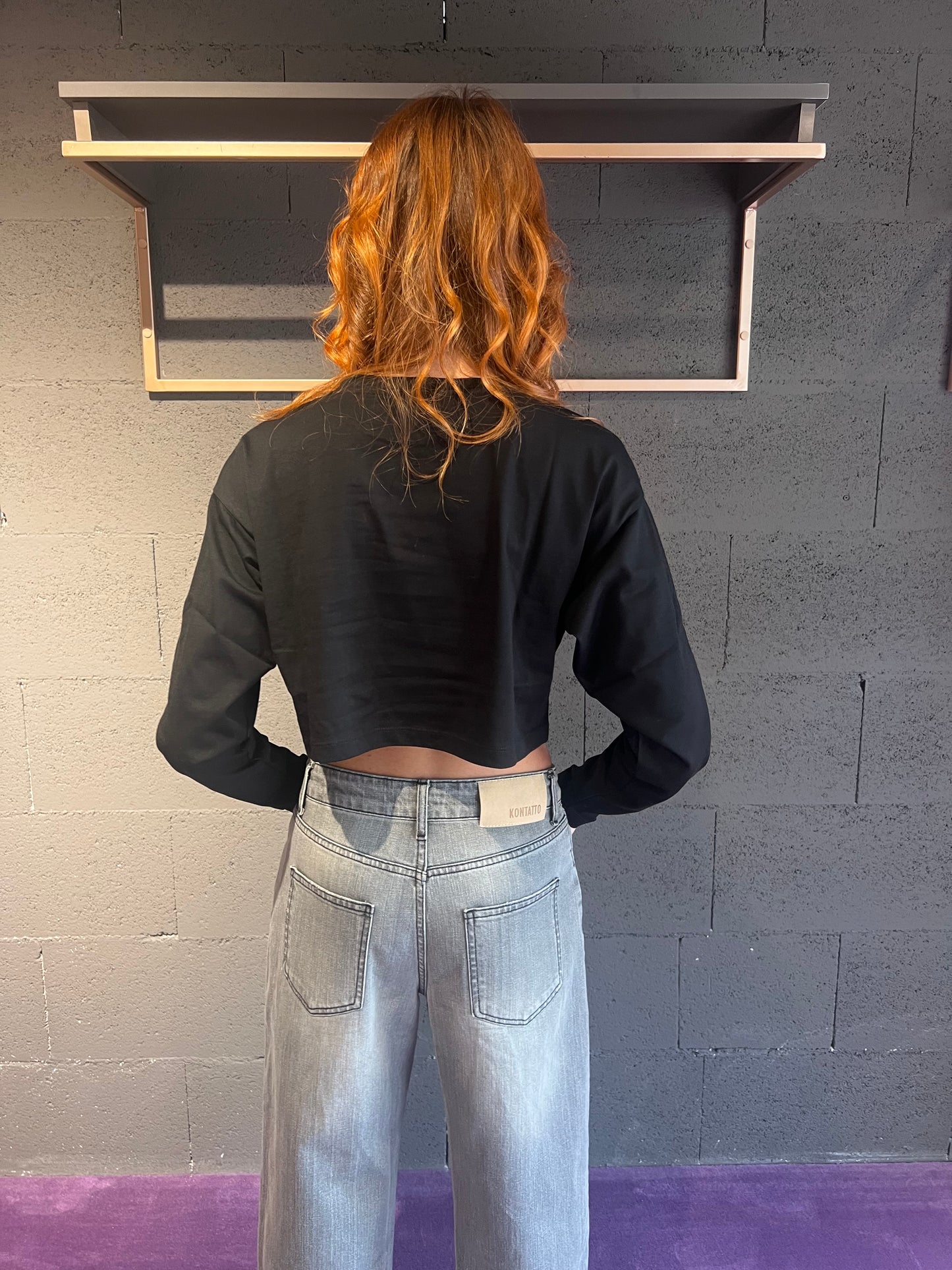 Tshirt crop basico in jersey a manica lunga HINNOMINATE art. HMABW01942 colore nero e bianco