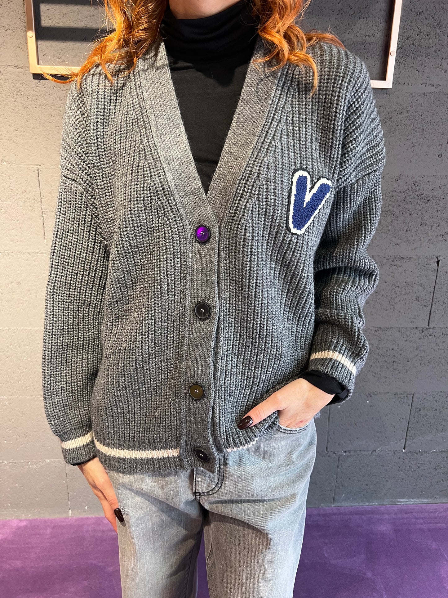Cardigan con scritta logo dietro a coste larghe VICOLO art. 55072F colore bordeaux, grigio, verde
