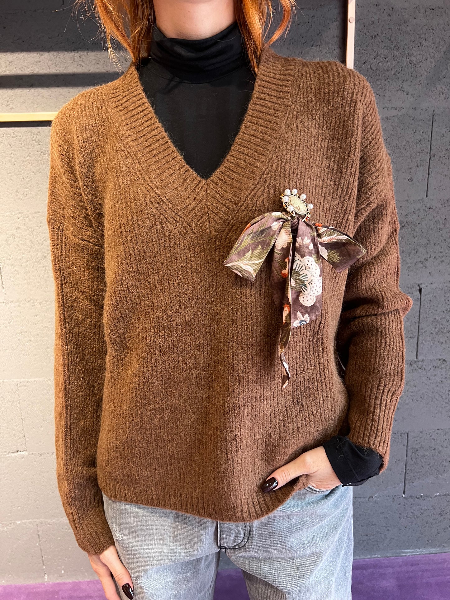 Maglione scollo V con fiocco in raso e spilla WUSIDE art. 25677 colore camel, tabacco