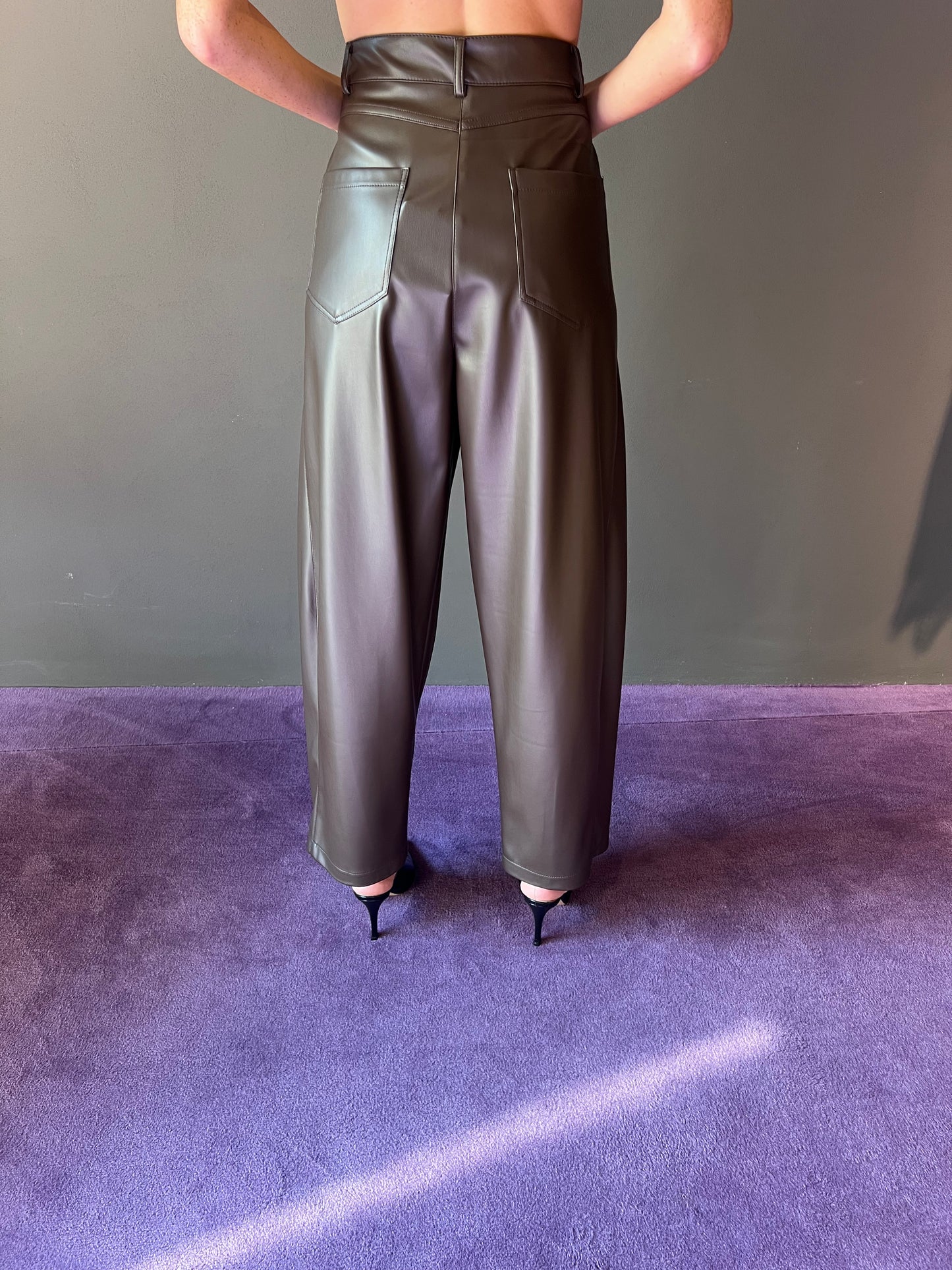 Pantalone in ecopelle modello ballon TENSIONE IN art. 26P573 colore verde, bordeaux, nero, marrone