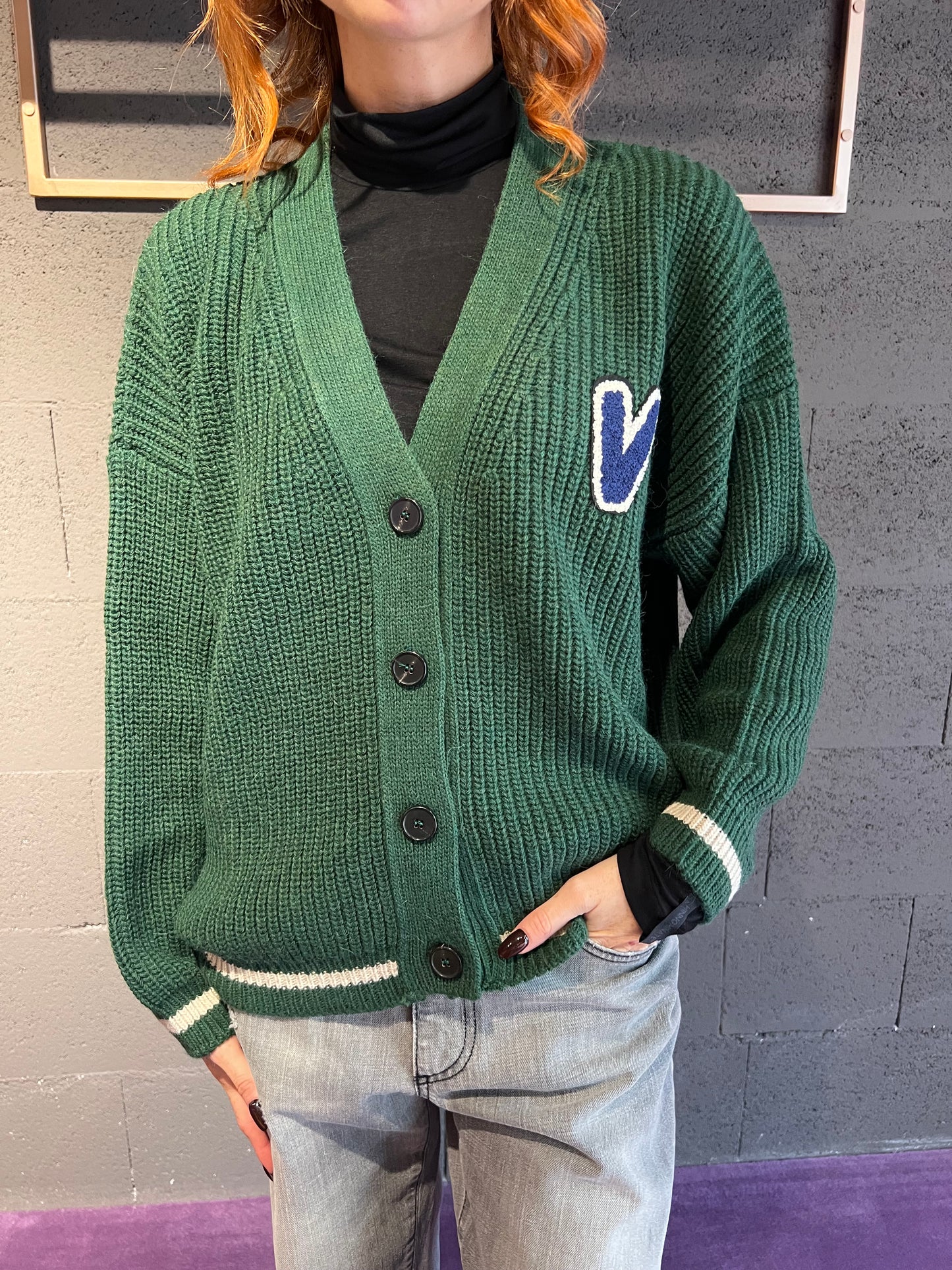 Cardigan con scritta logo dietro a coste larghe VICOLO art. 55072F colore bordeaux, grigio, verde