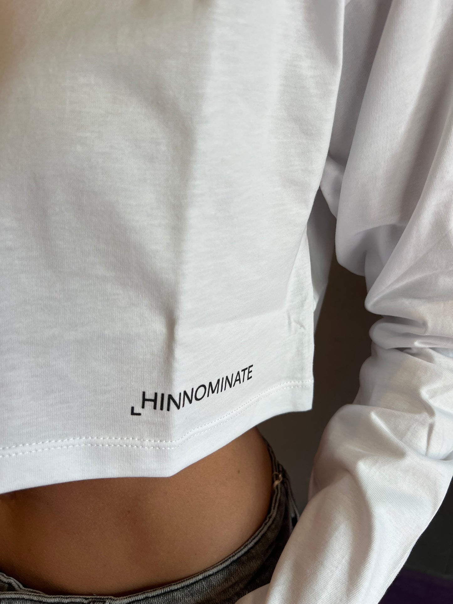 Tshirt crop basico in jersey a manica lunga HINNOMINATE art. HMABW01942 colore nero e bianco