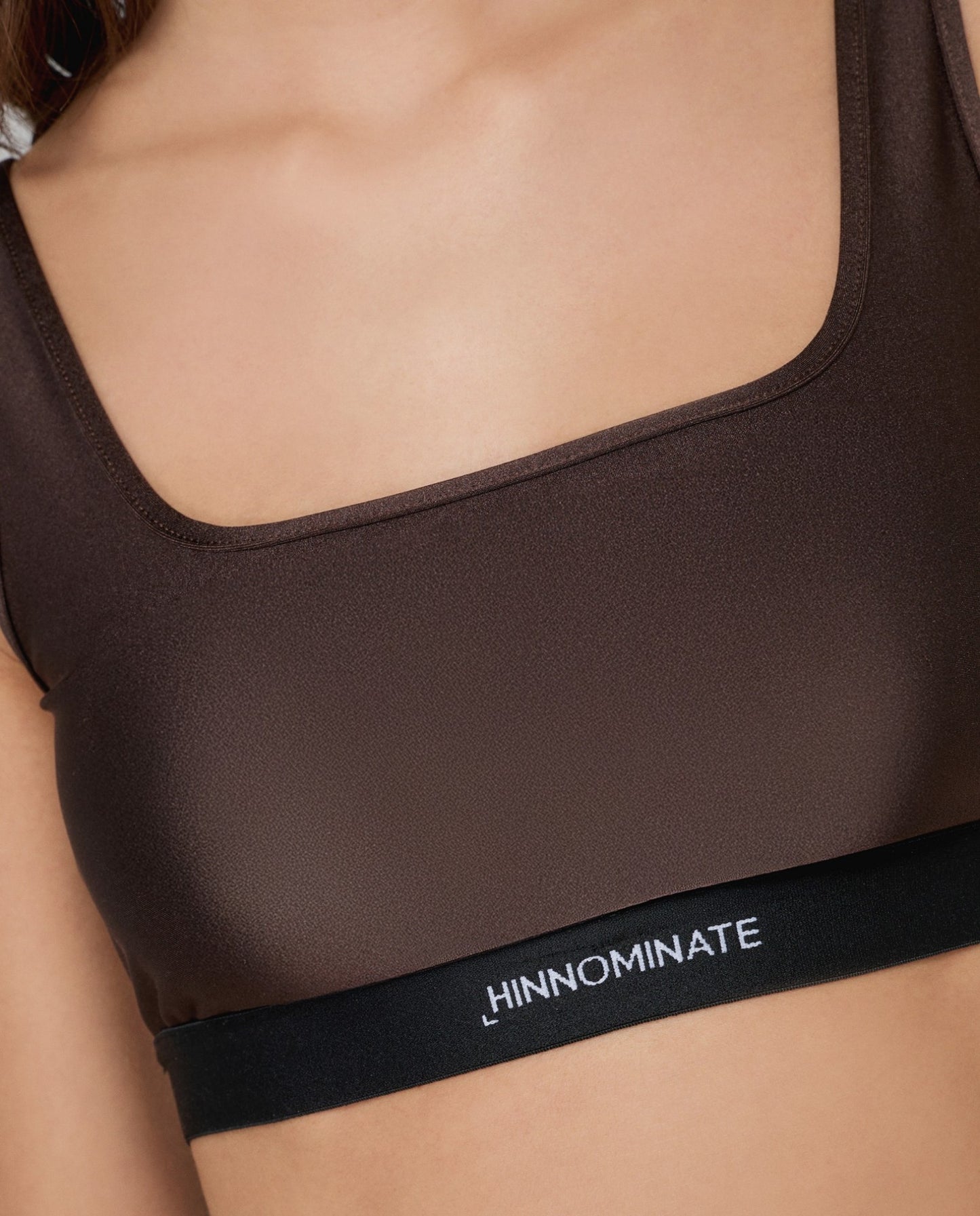 Top In Lycra Lucida Con Elastico Logato In Contrasto HINNOMINATE art. HMABW02022 colore bordeaux e marrone