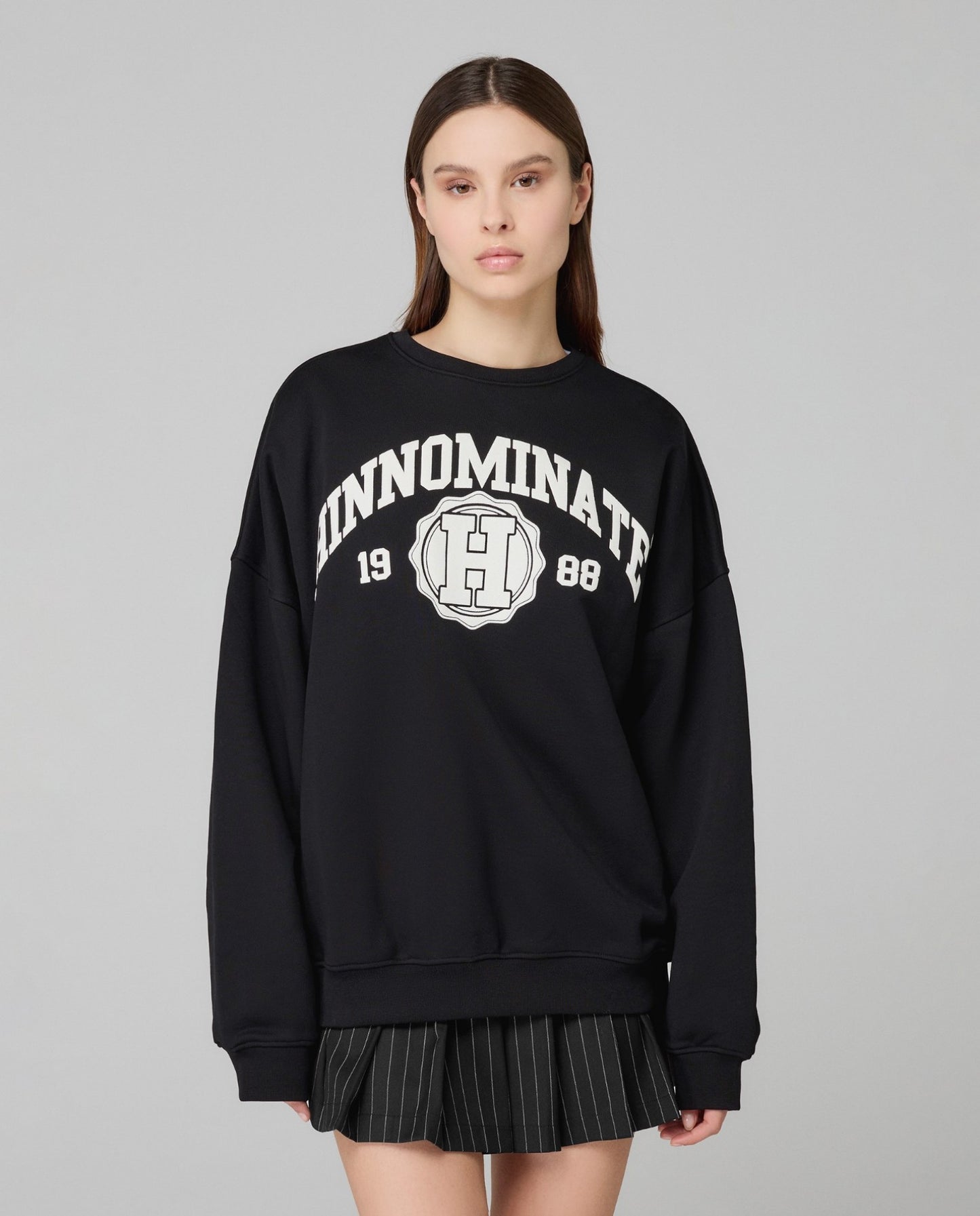 Felpa over paricollo college HINNOMINATE art. HMABW02070 colore nero e grigio