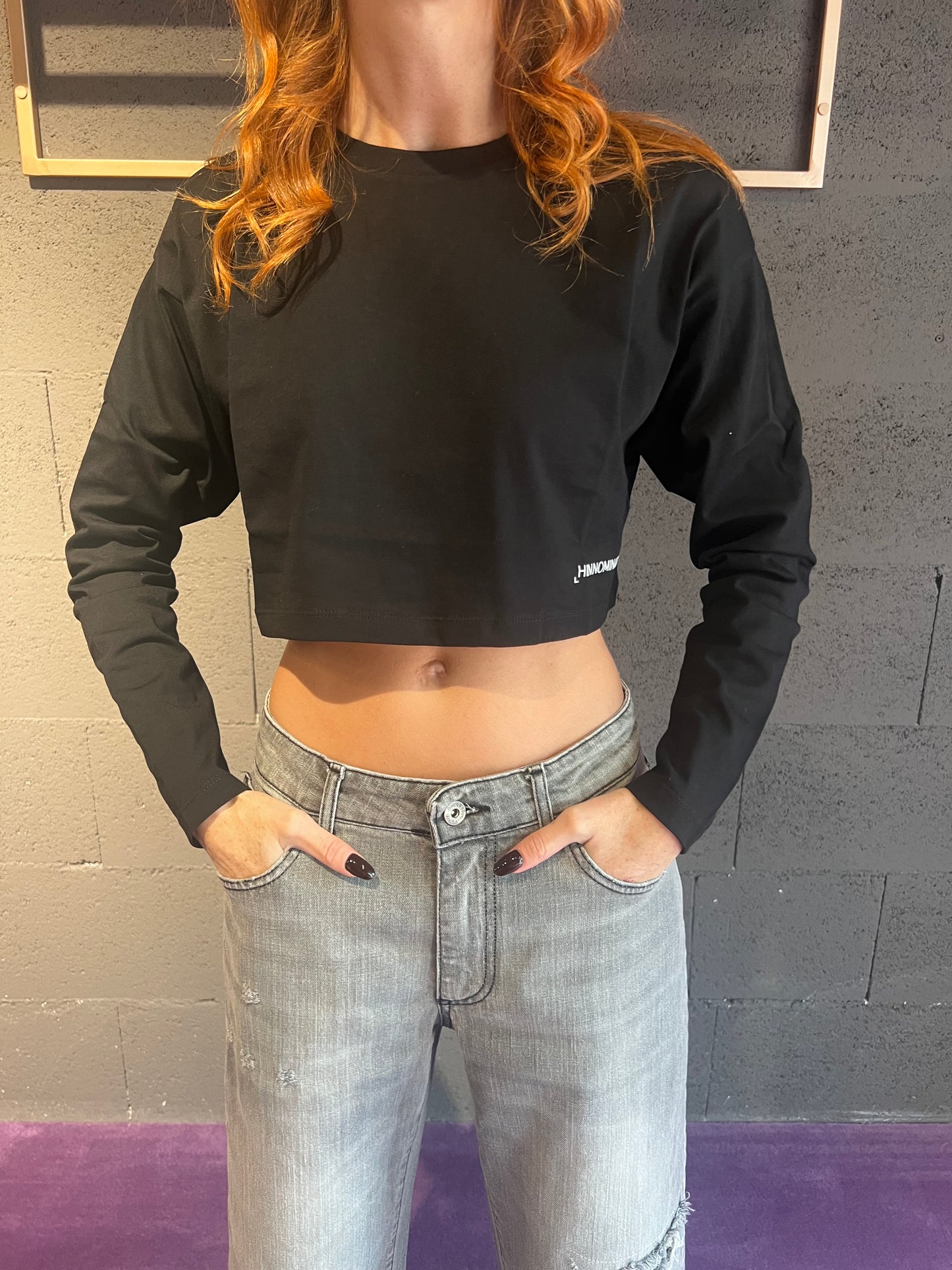 Tshirt crop basico in jersey a manica lunga HINNOMINATE art. HMABW01942 colore nero e bianco