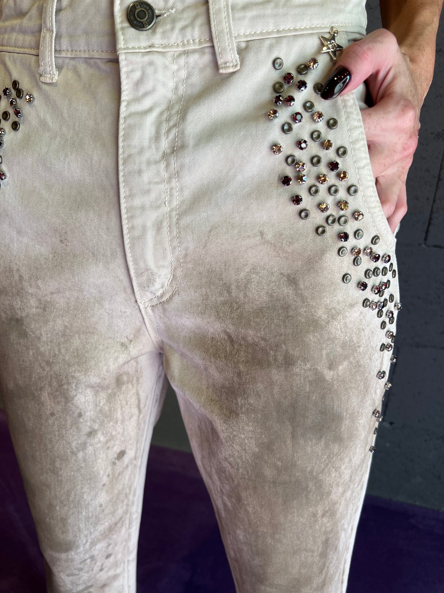 Jeans spalmato con borchie SOUVENIR art. S38M0809 colore beige