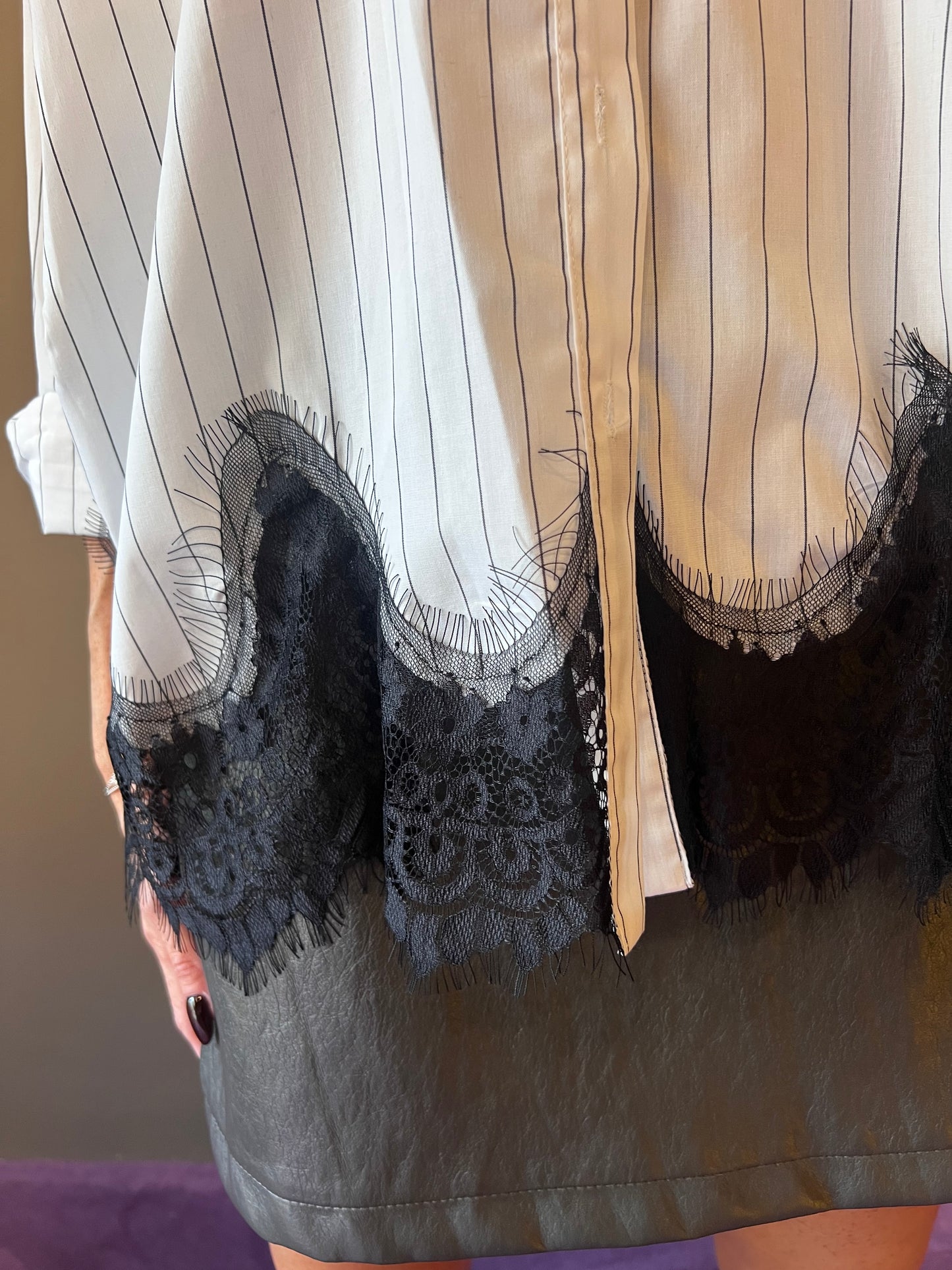 Camicia over rigata con pizzo TENSIONE IN art. W25C579 colore bianco