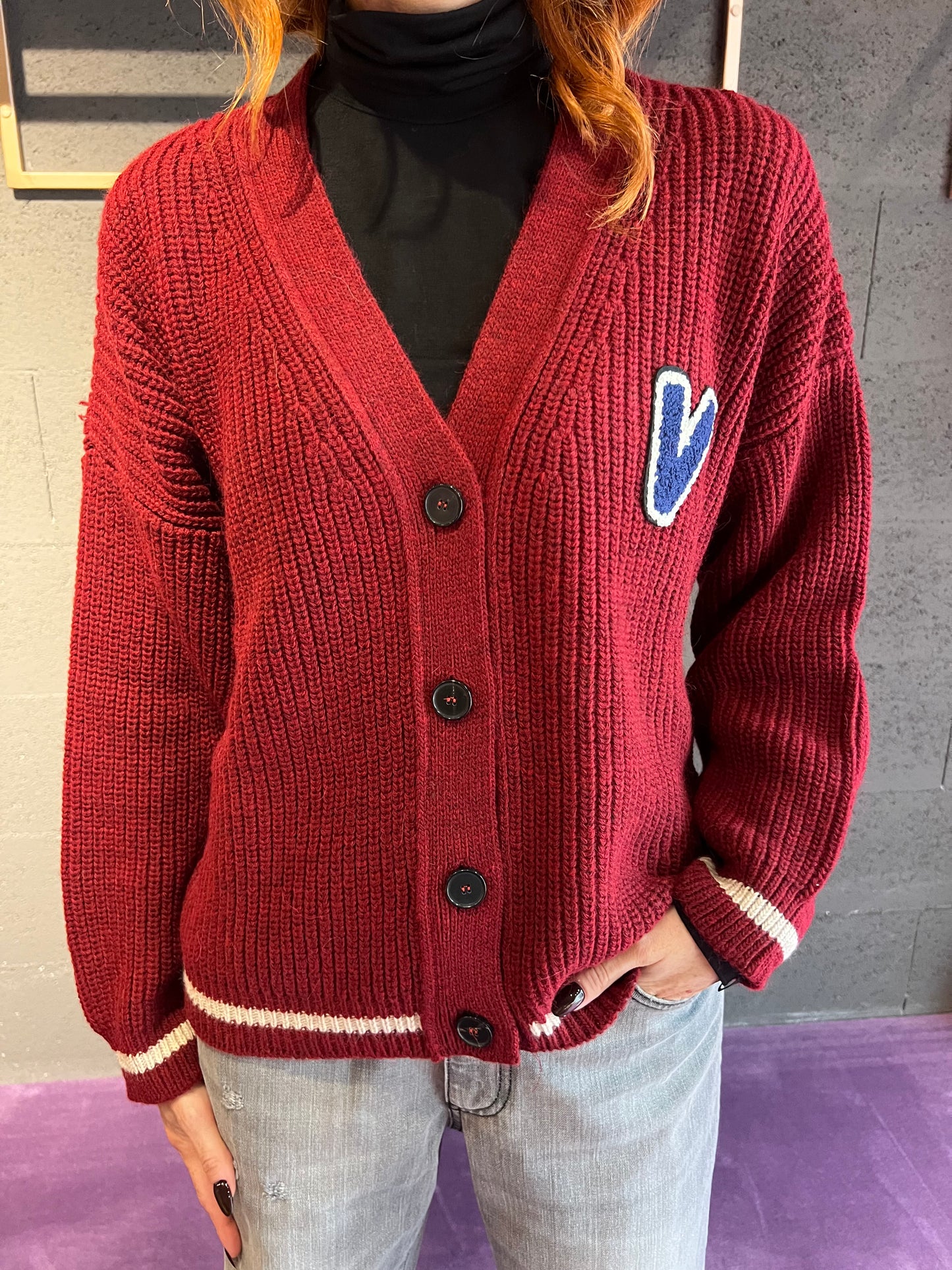 Cardigan con scritta logo dietro a coste larghe VICOLO art. 55072F colore bordeaux, grigio, verde