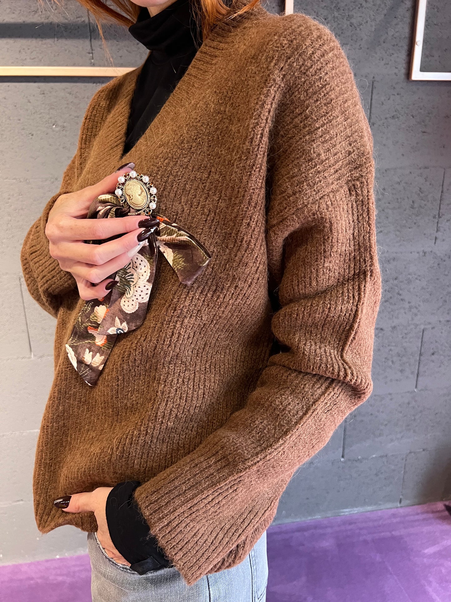 Maglione scollo V con fiocco in raso e spilla WUSIDE art. 25677 colore camel, tabacco